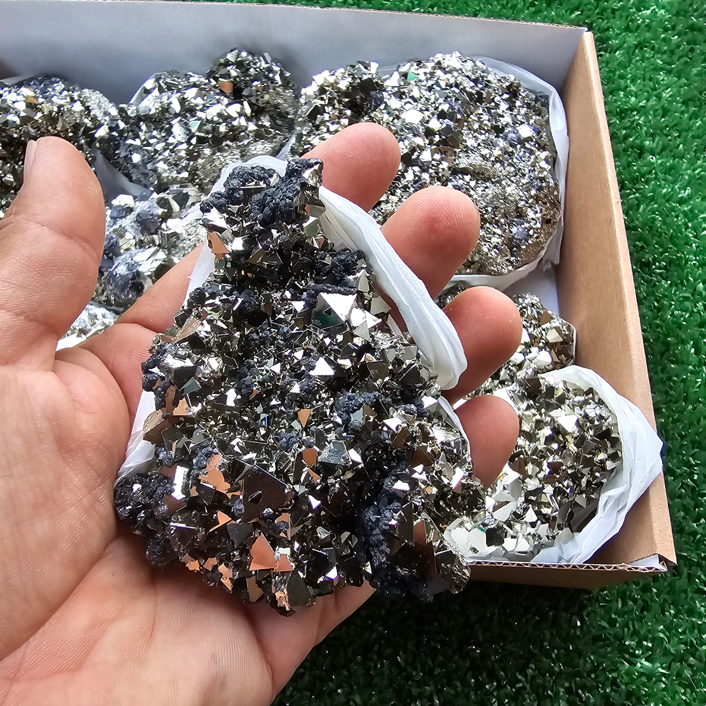 Box 10 pcs big pyrite Octahedral