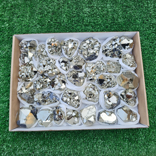 33 pc pyrite octahedral with sphalerite