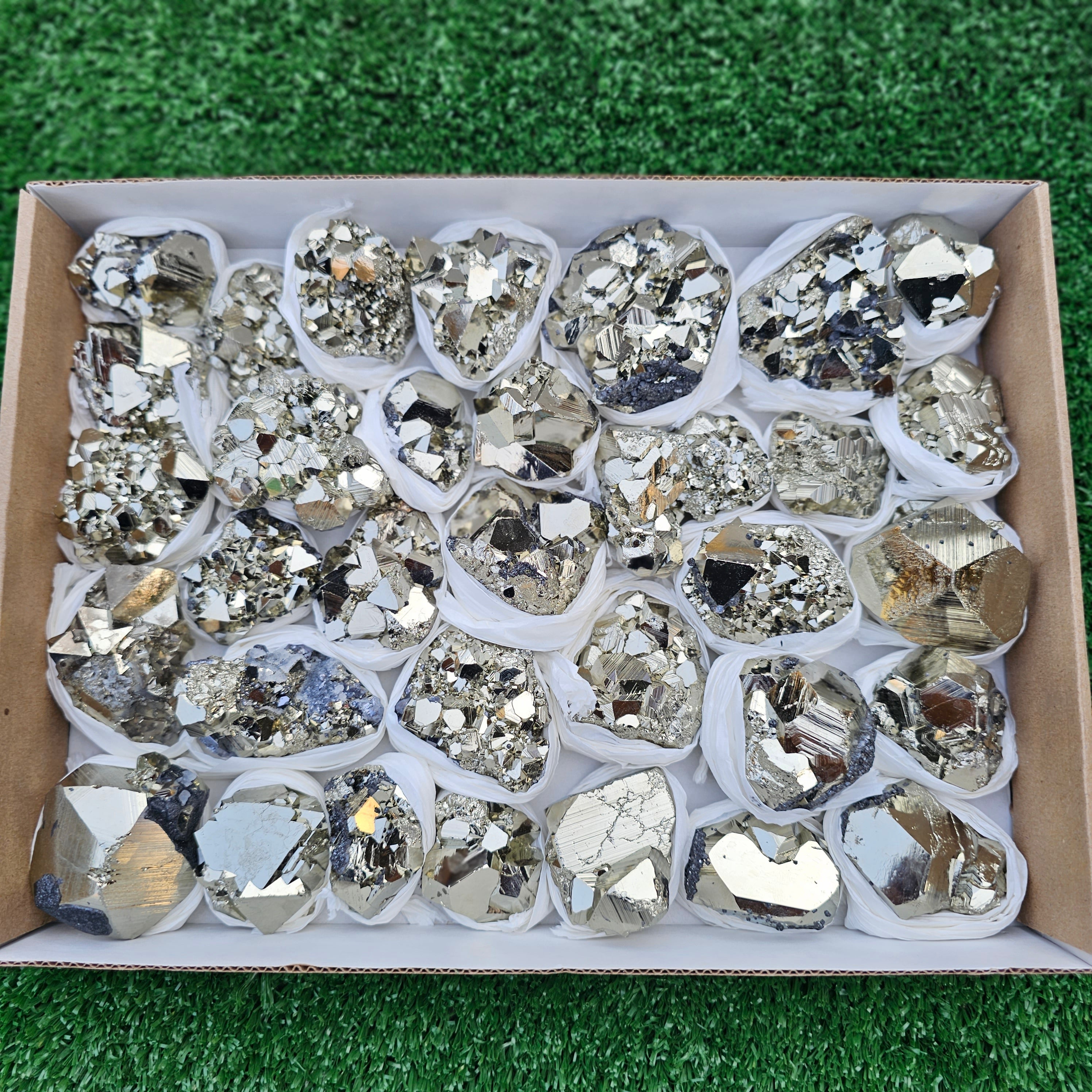 33 pc pyrite octahedral with sphalerite
