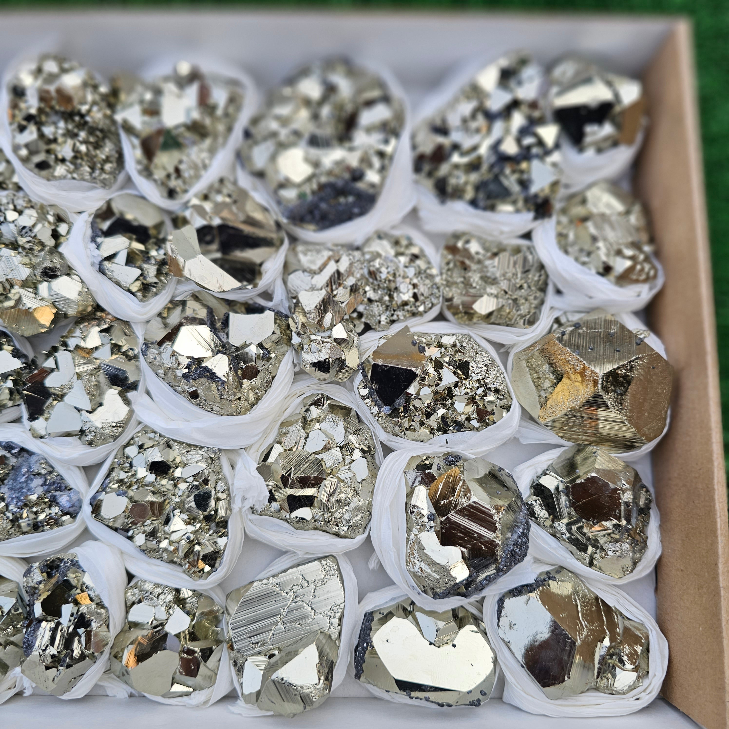 33 pc pyrite octahedral with sphalerite