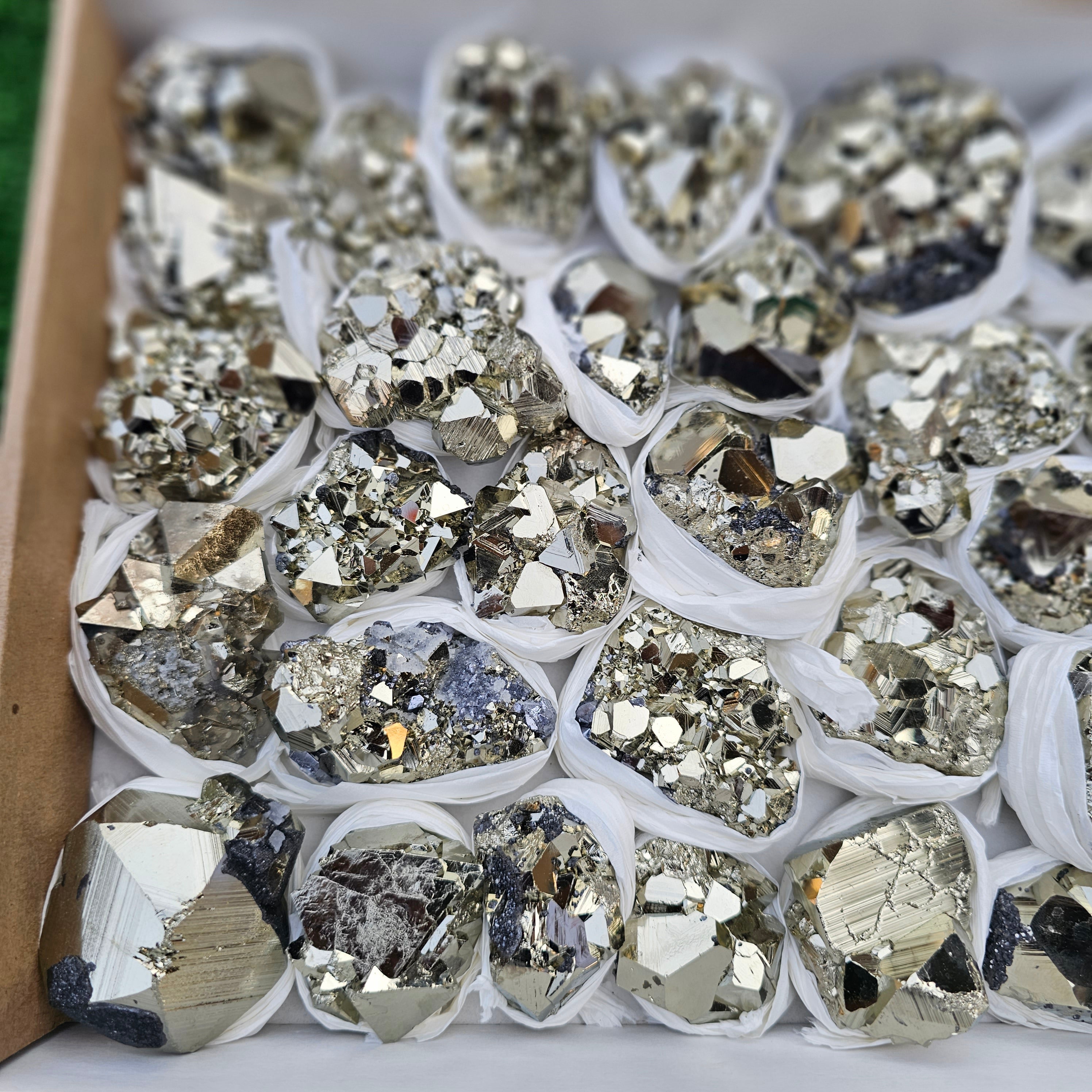 33 pc pyrite octahedral with sphalerite