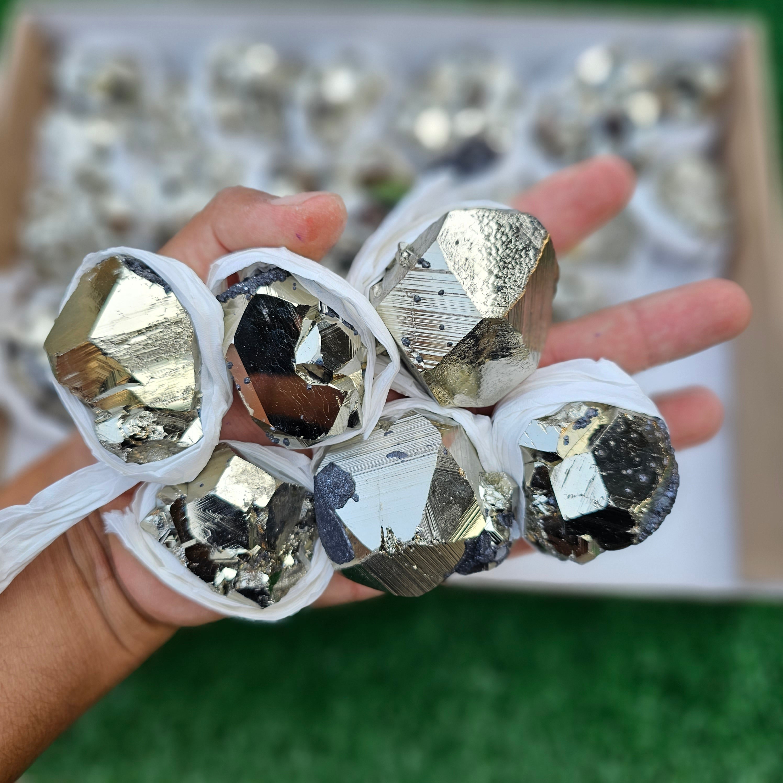 33 pc pyrite octahedral with sphalerite
