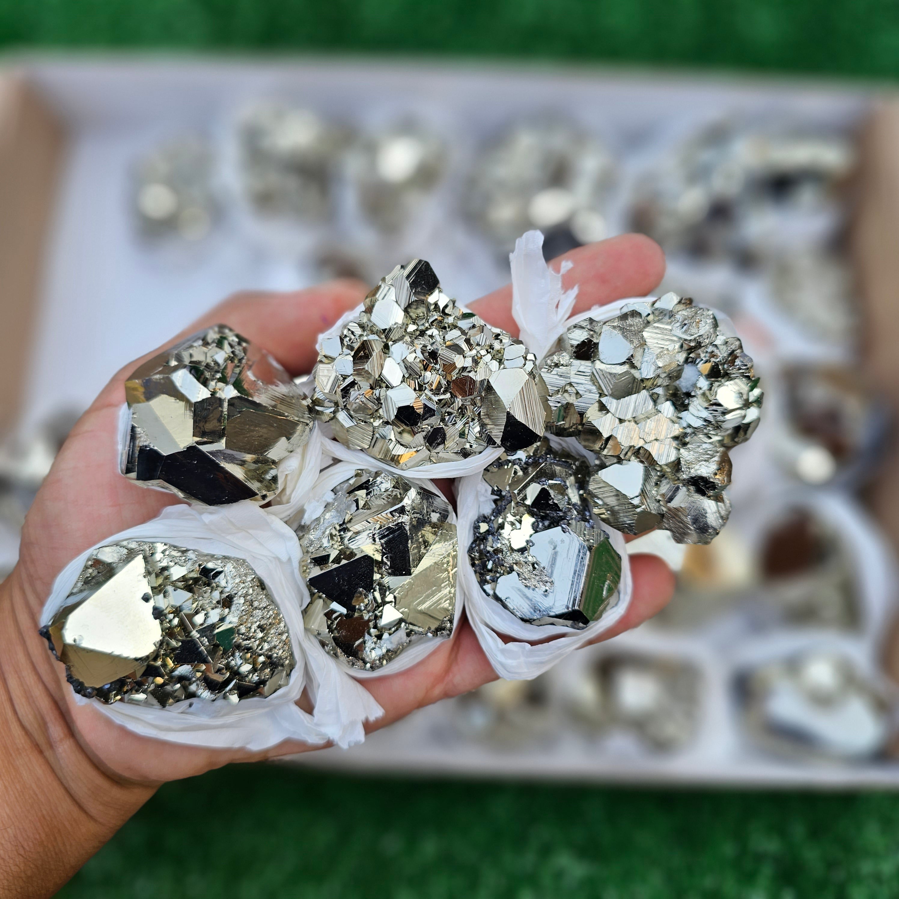 33 pc pyrite octahedral with sphalerite