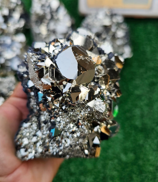 pyrite octahedral with sphalerite