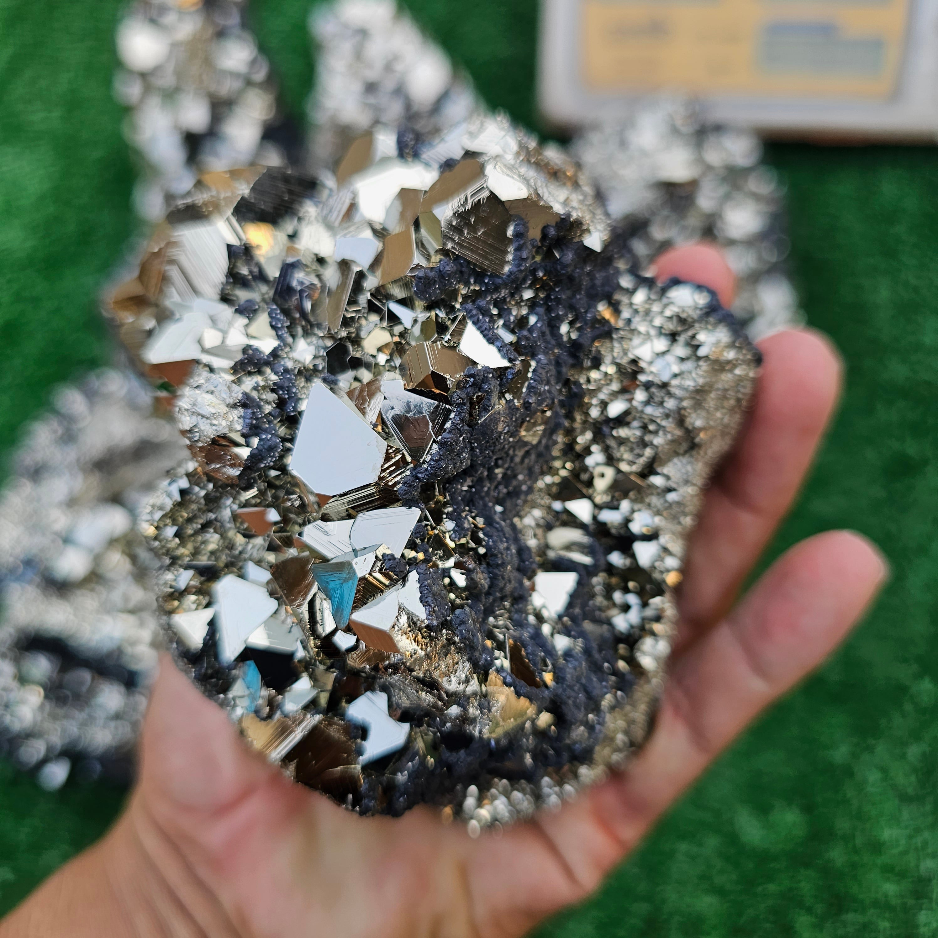 pyrite octahedral with sphalerite