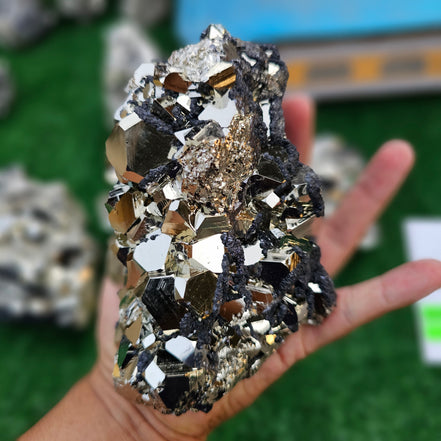 pyrite octahedral with sphalerite