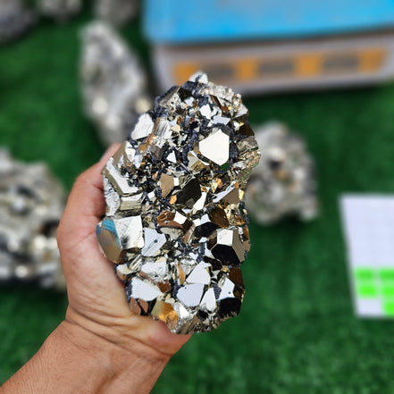 pyrite octahedral with sphalerite