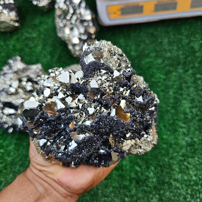 pyrite octahedral with sphalerite