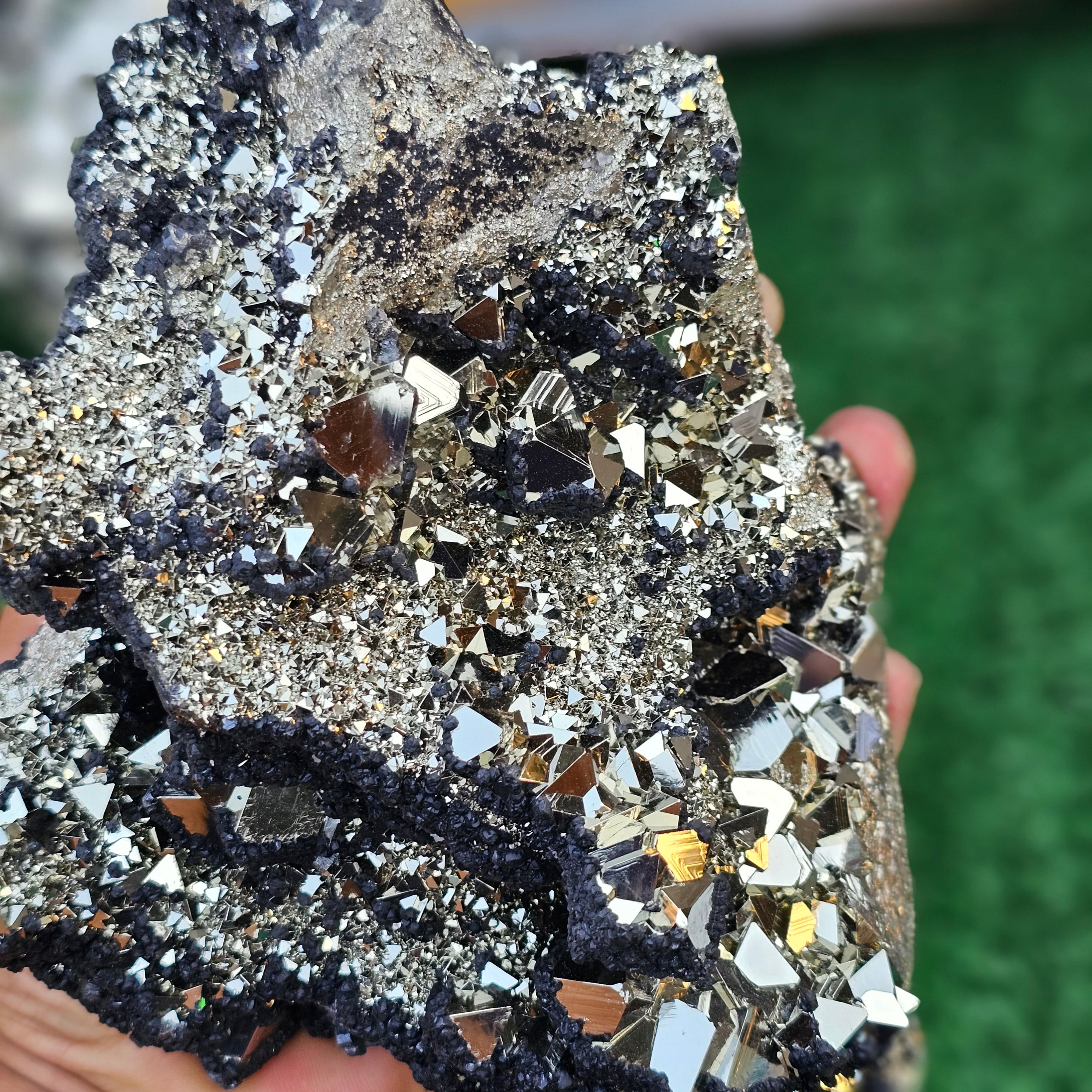 pyrite octahedral with sphalerite