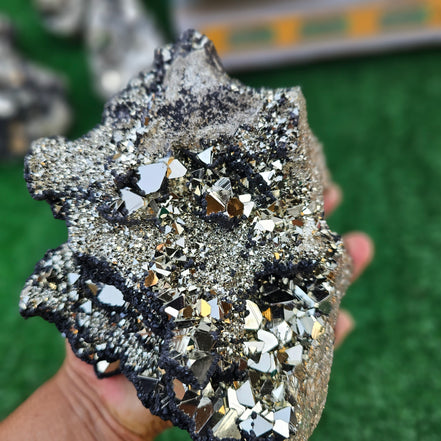 pyrite octahedral with sphalerite