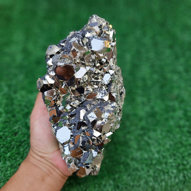 pyrite octahedral with sphalerite