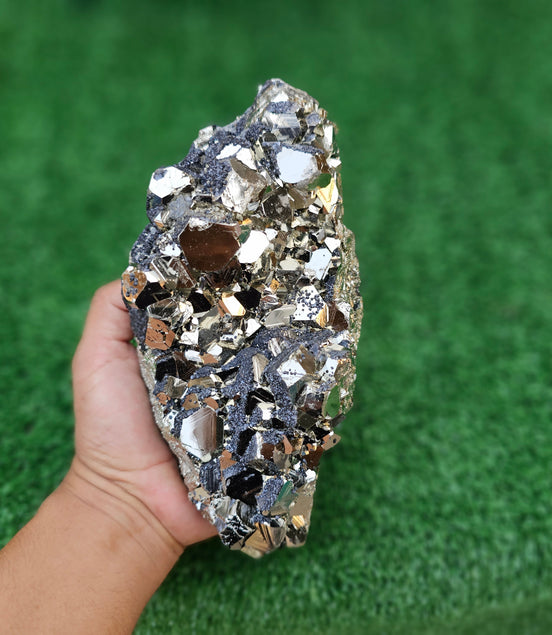 pyrite octahedral with sphalerite