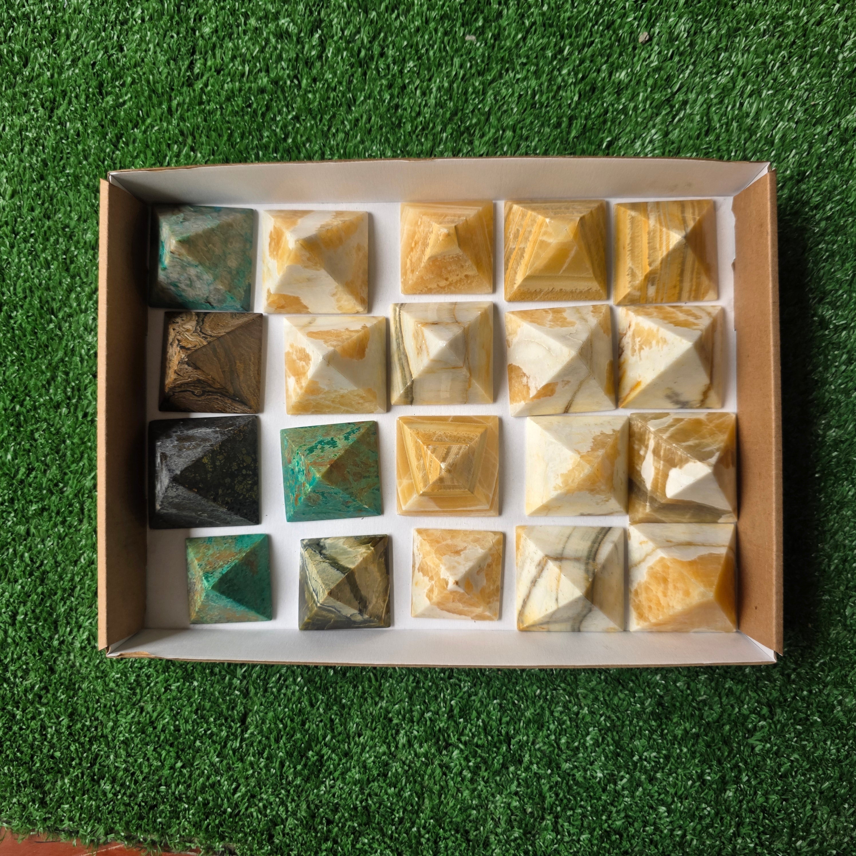 Lot 19 pcs Pyramid of mixed stones