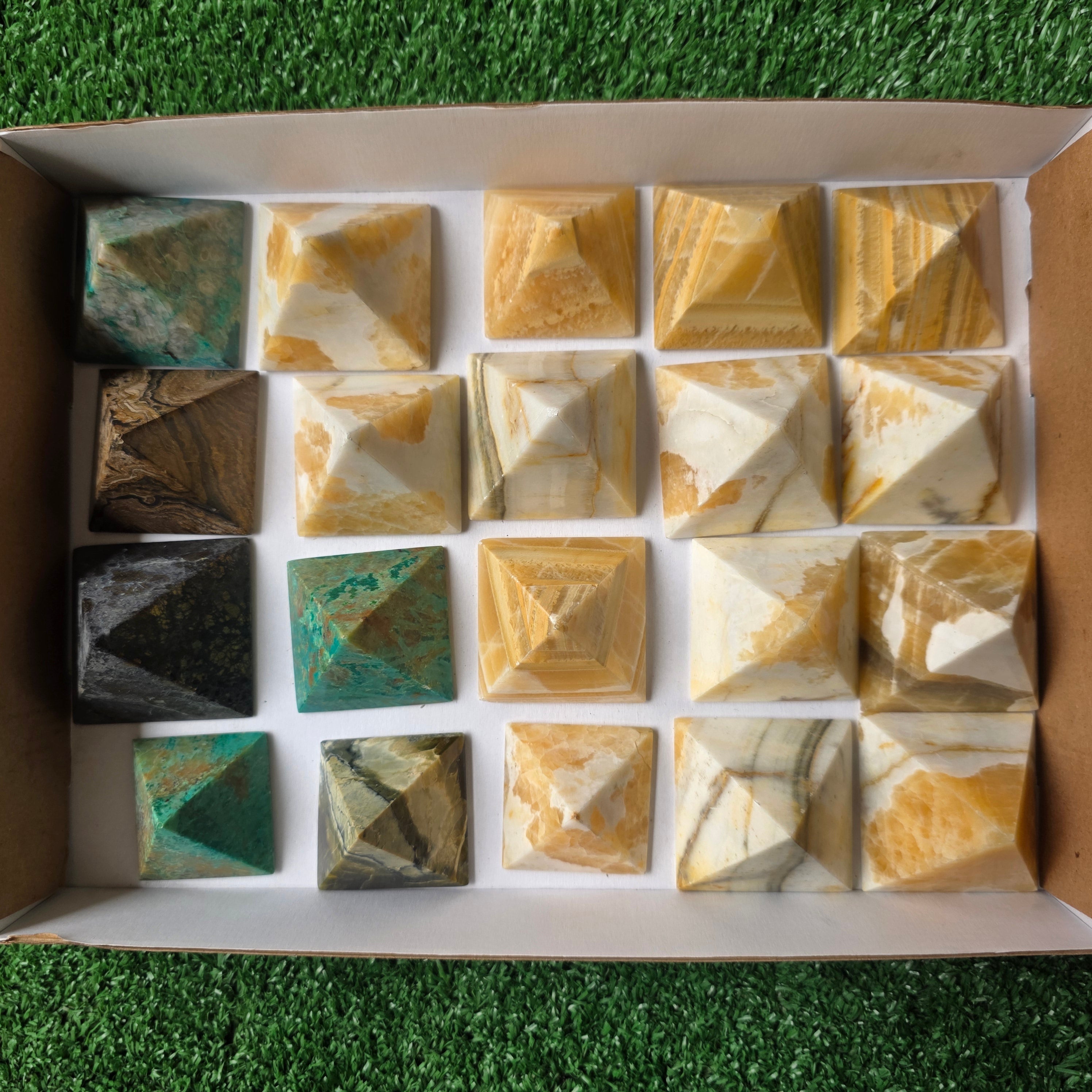 Lot 19 pcs Pyramid of mixed stones