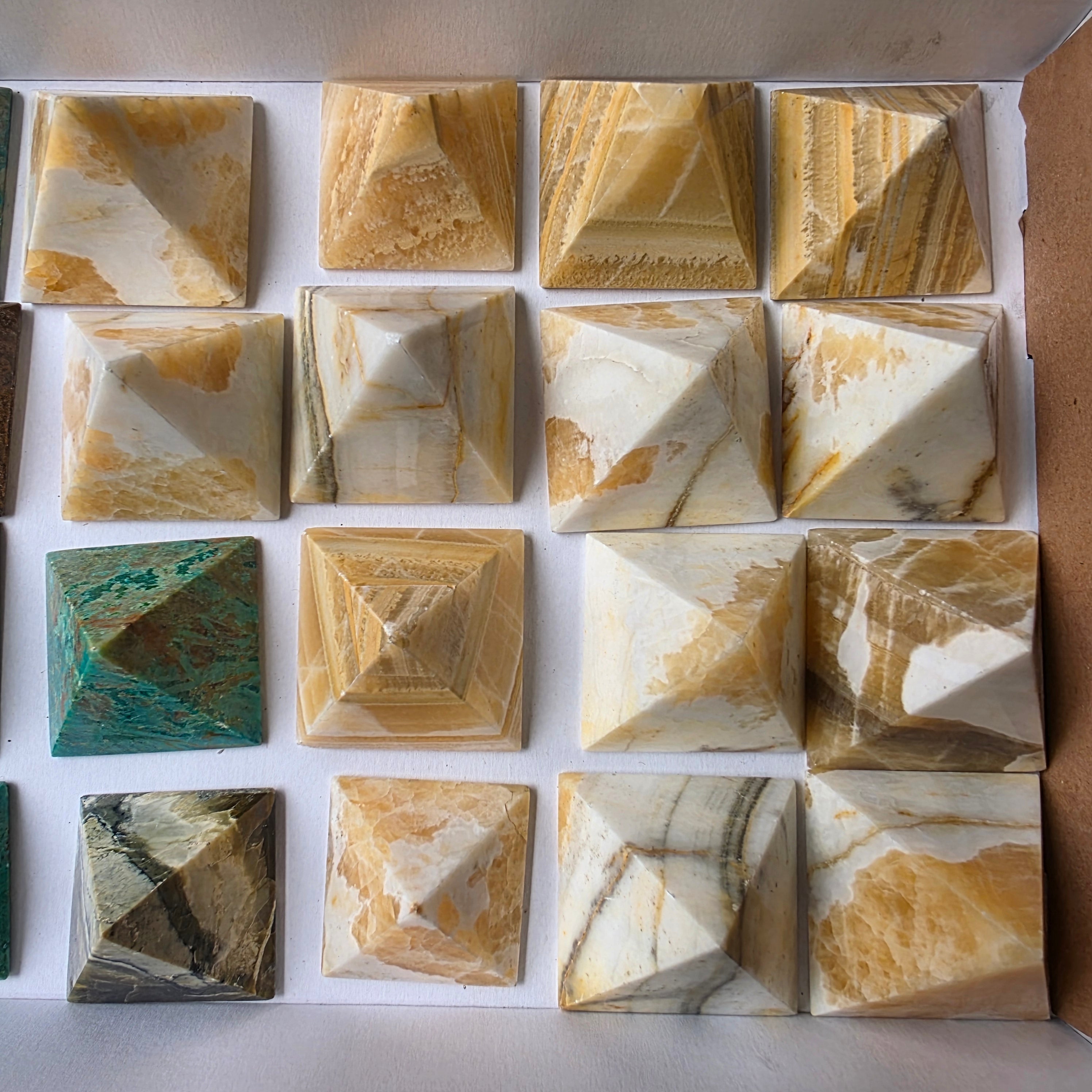 Lot 19 pcs Pyramid of mixed stones