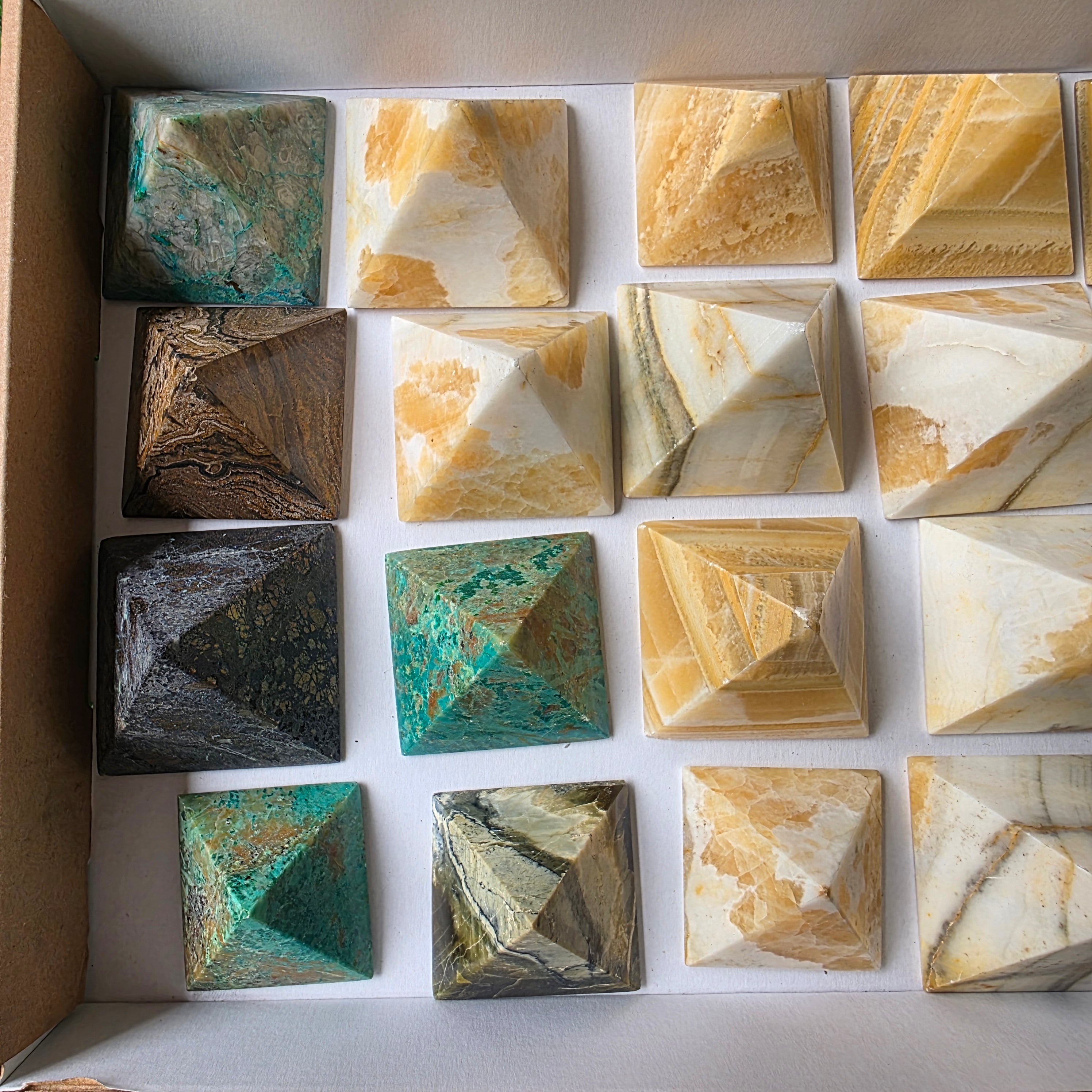 Lot 19 pcs Pyramid of mixed stones