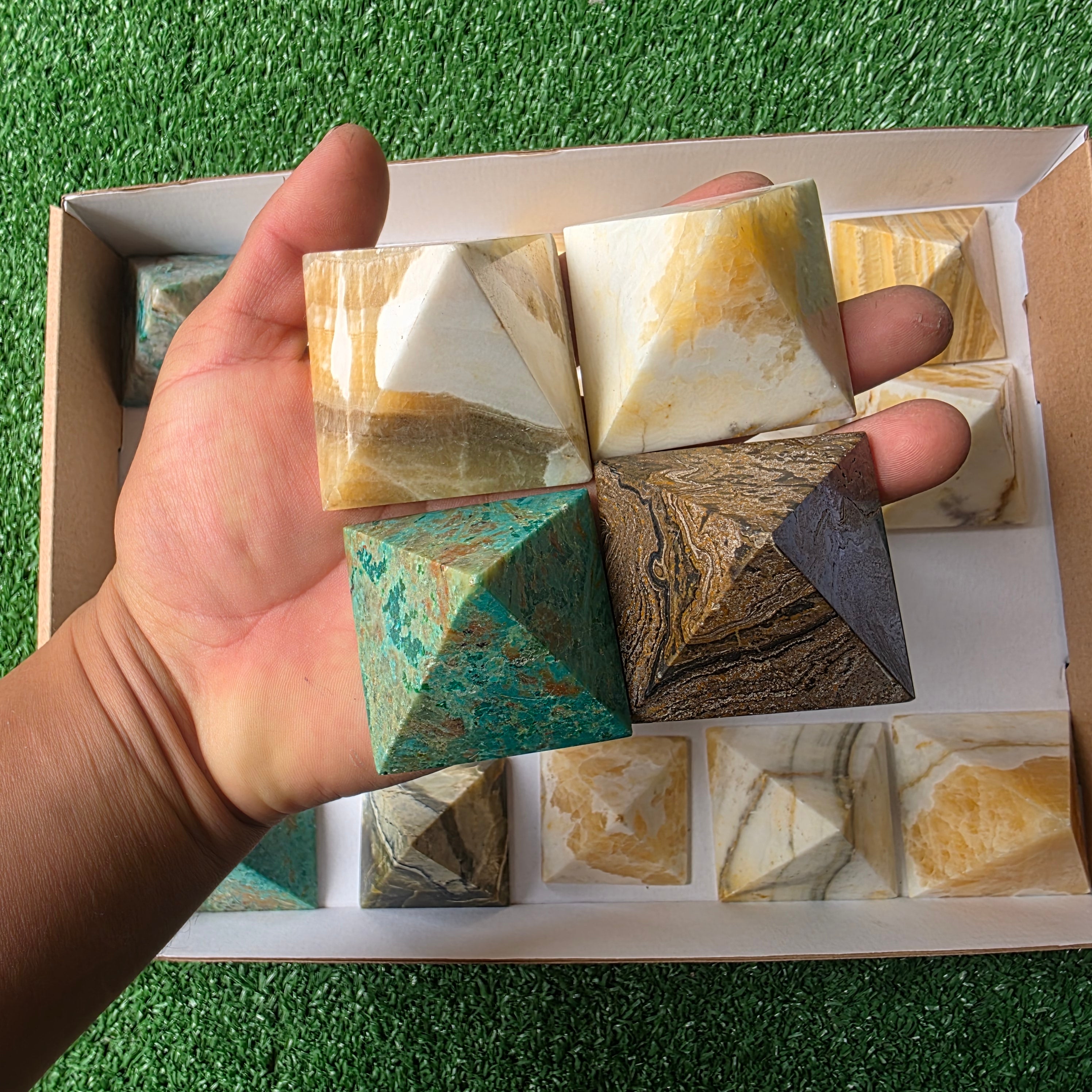 Lot 19 pcs Pyramid of mixed stones