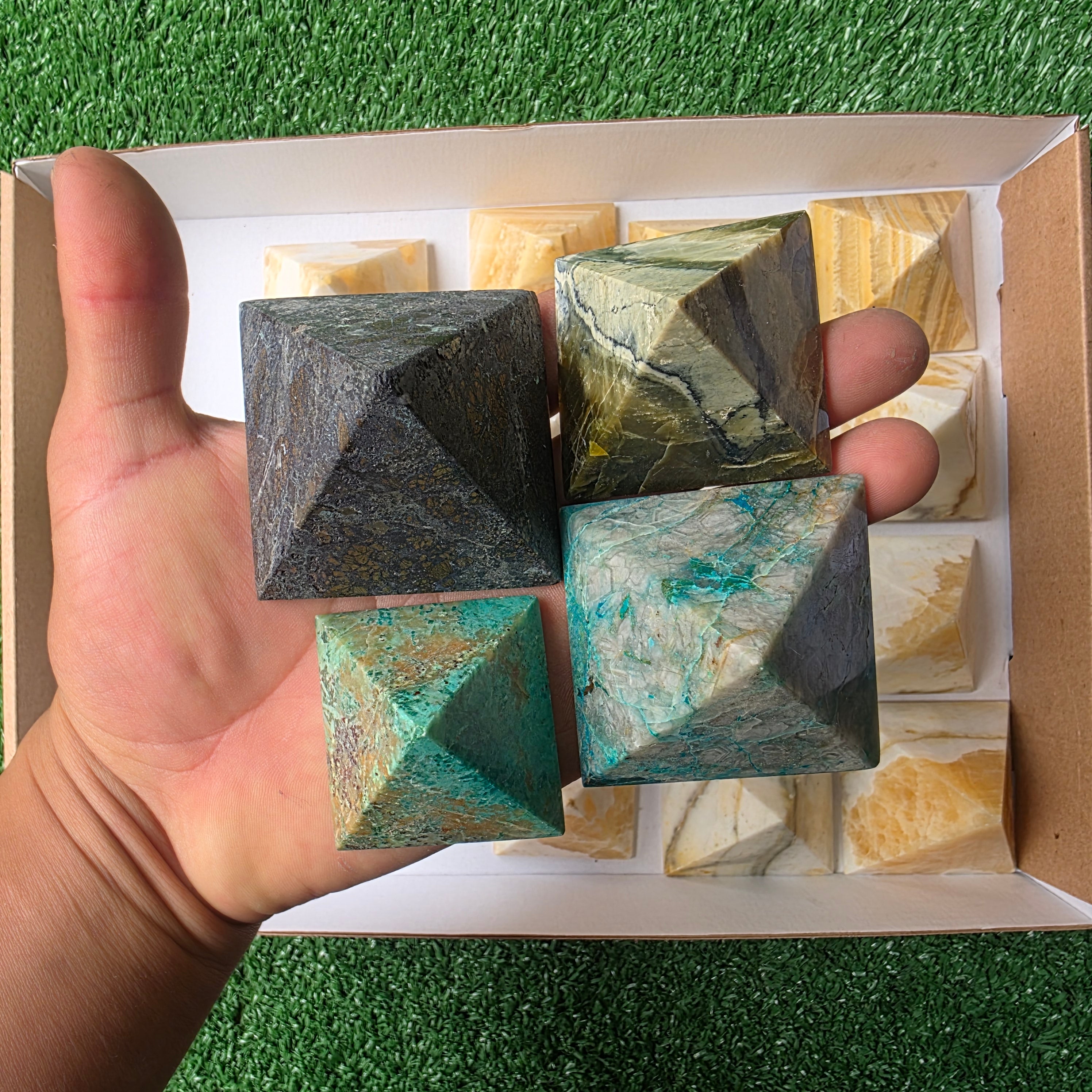 Lot 19 pcs Pyramid of mixed stones