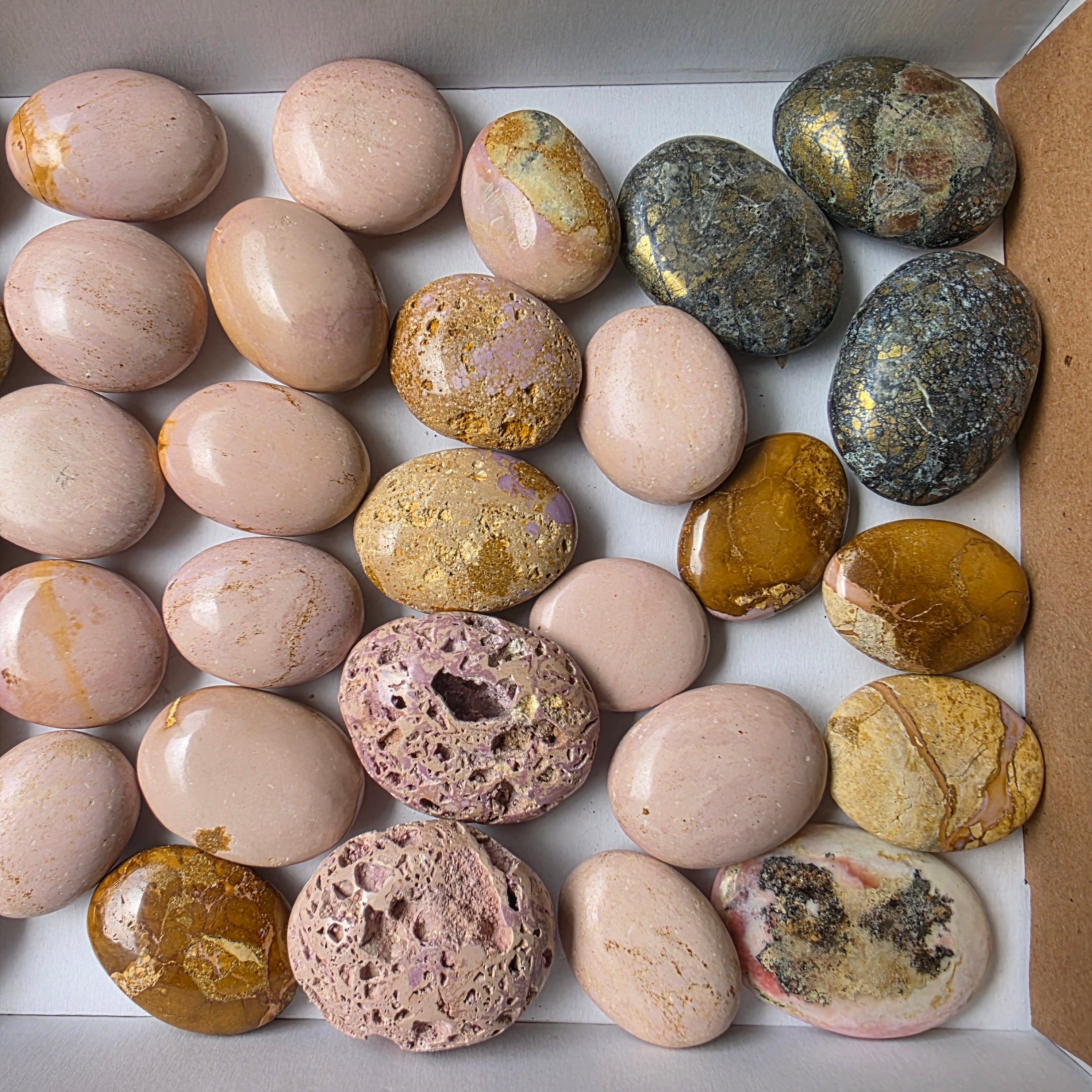 Lot 32 pcs Covellite and Phosphosiderite Palm