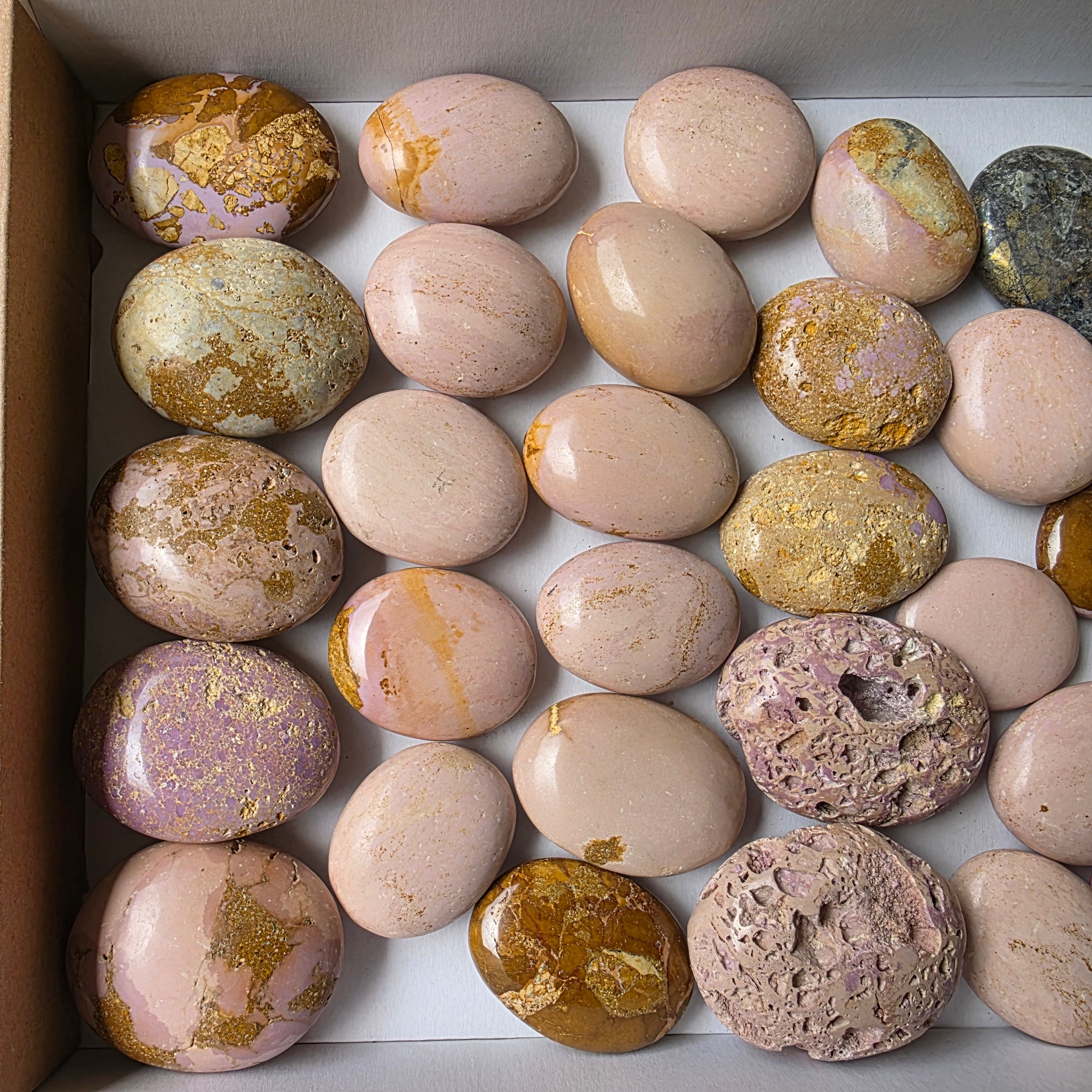 Lot 32 pcs Covellite and Phosphosiderite Palm