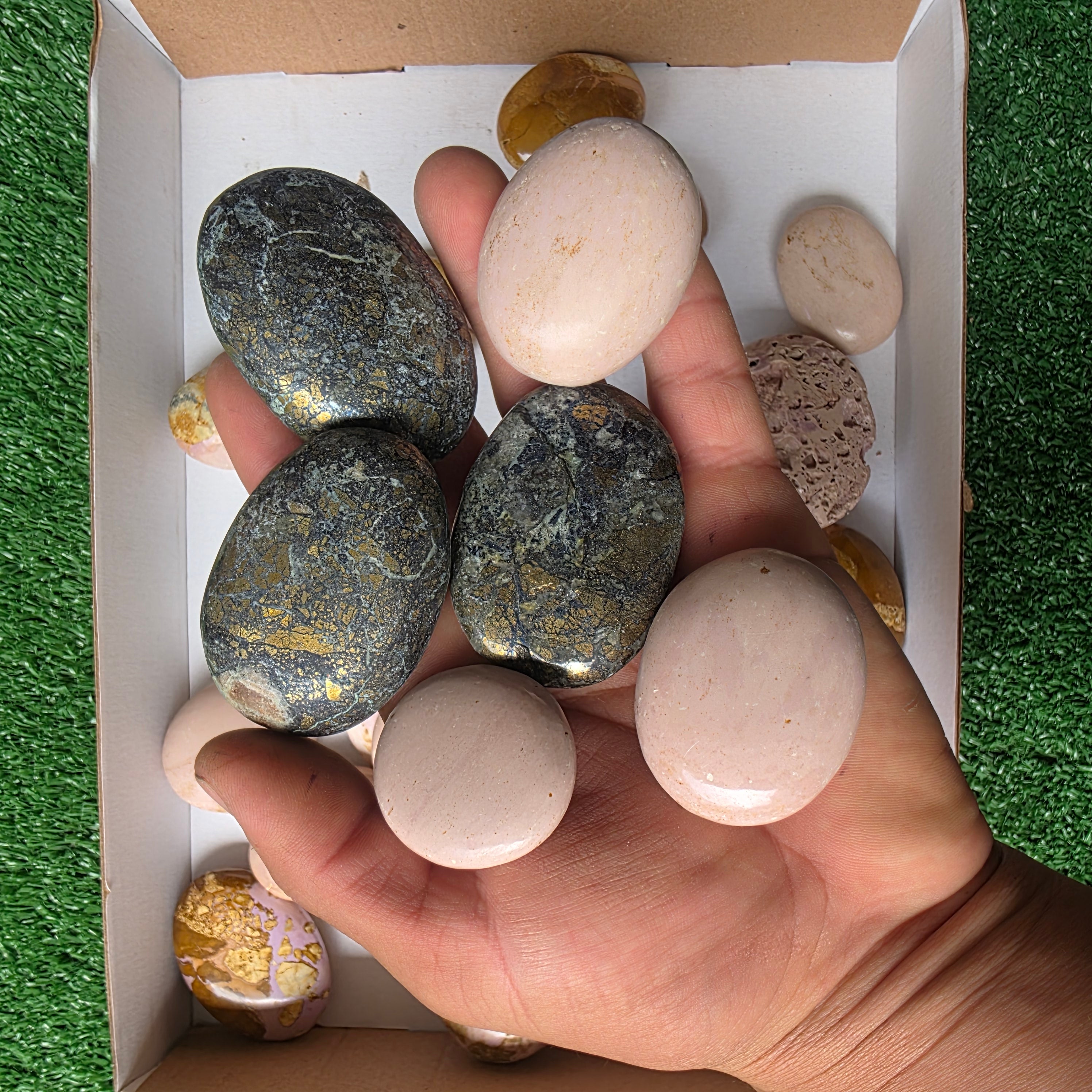 Lot 32 pcs Covellite and Phosphosiderite Palm