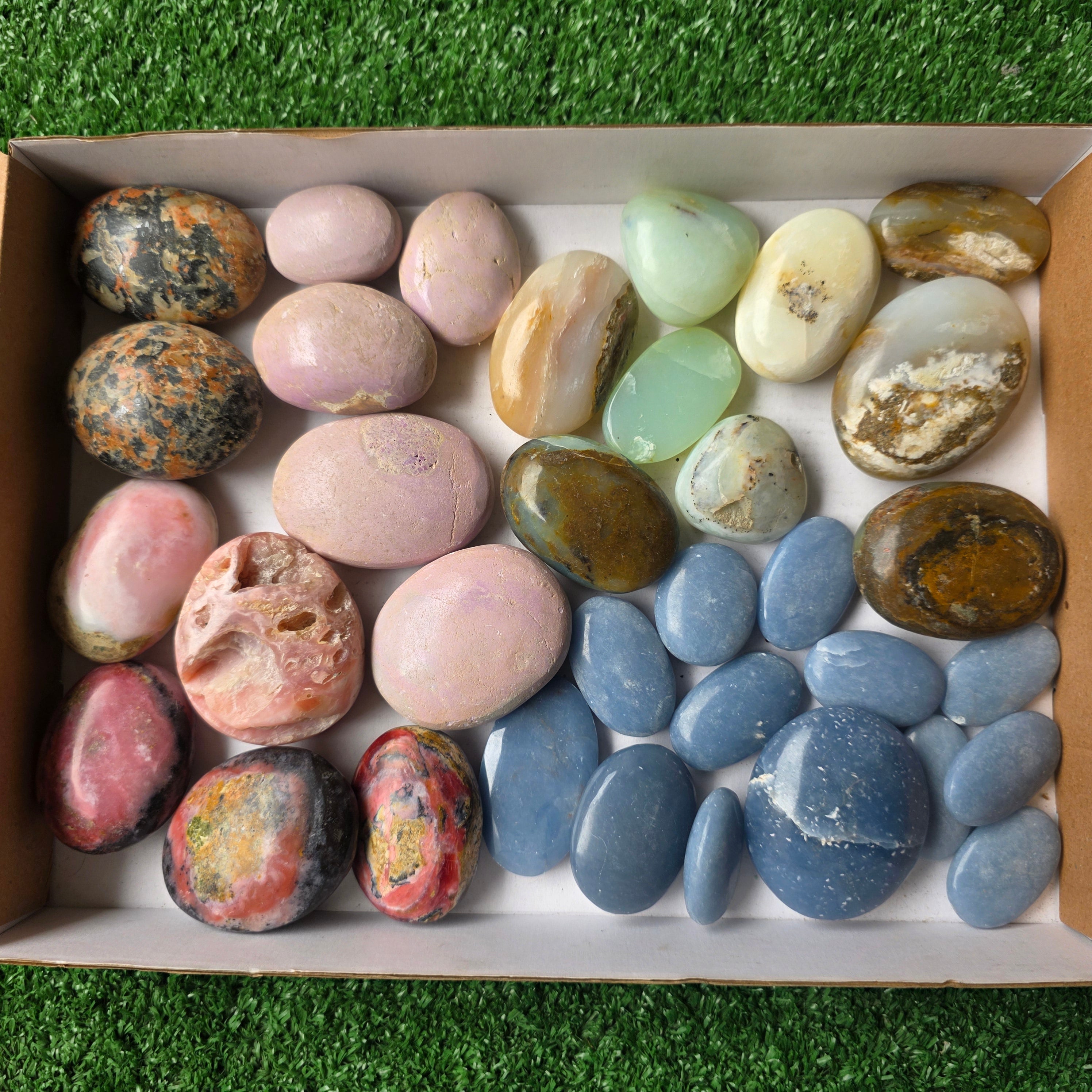 Lot 34 pcs Palm of Mixed stones