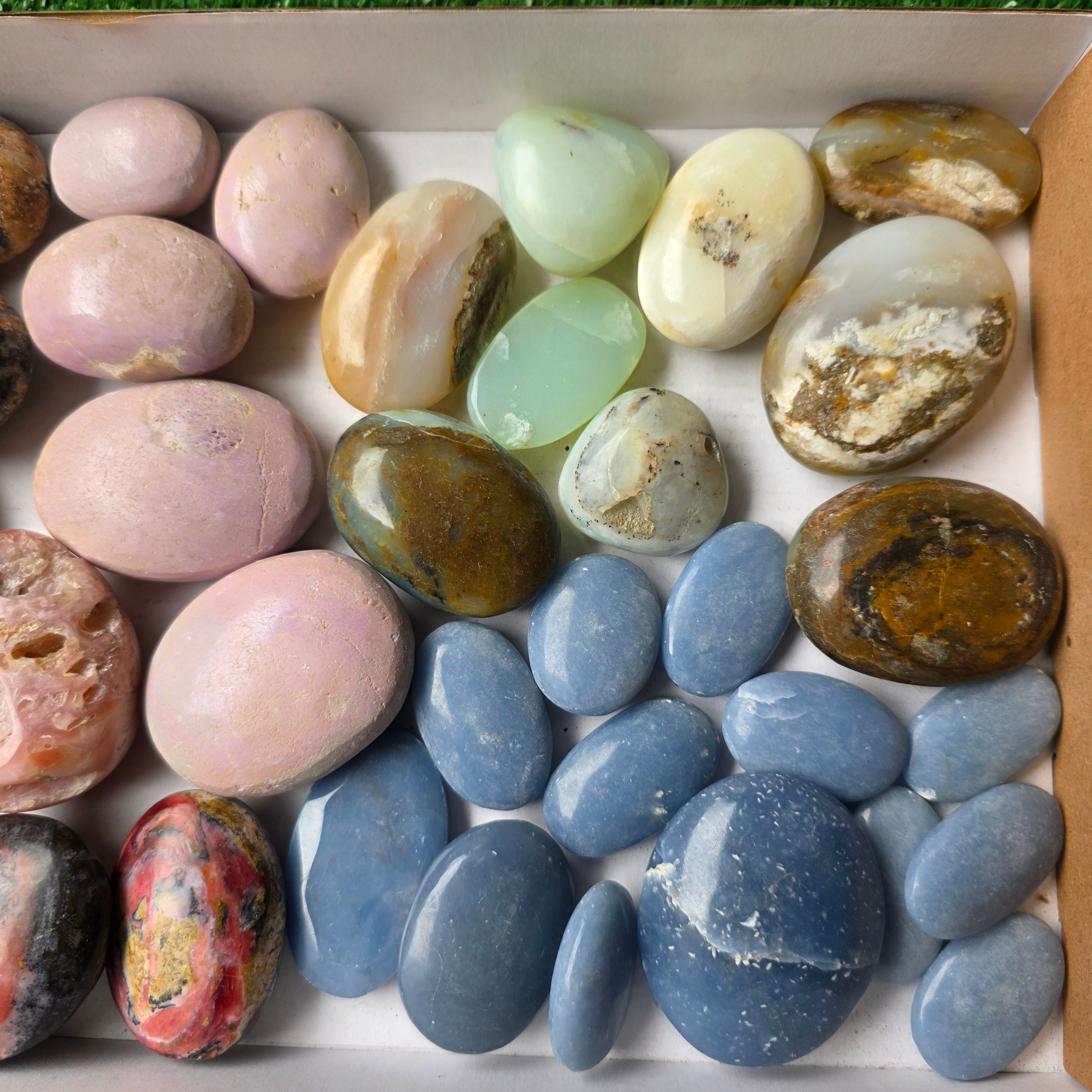 Lot 34 pcs Palm of Mixed stones