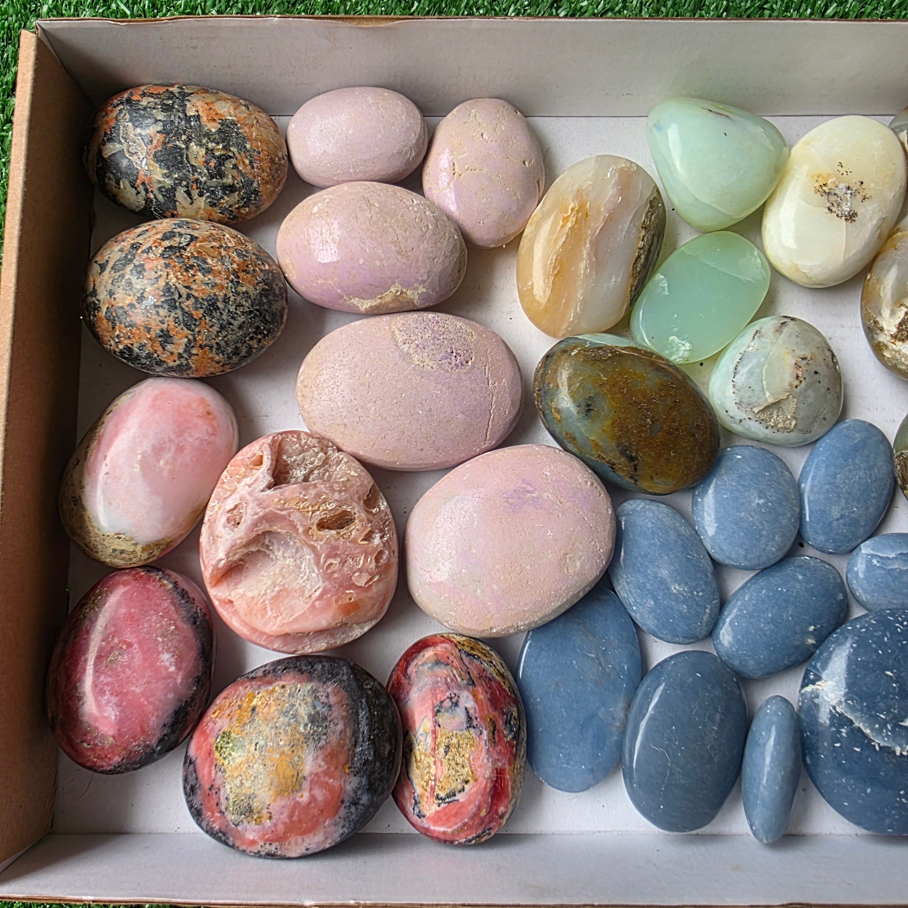 Lot 34 pcs Palm of Mixed stones