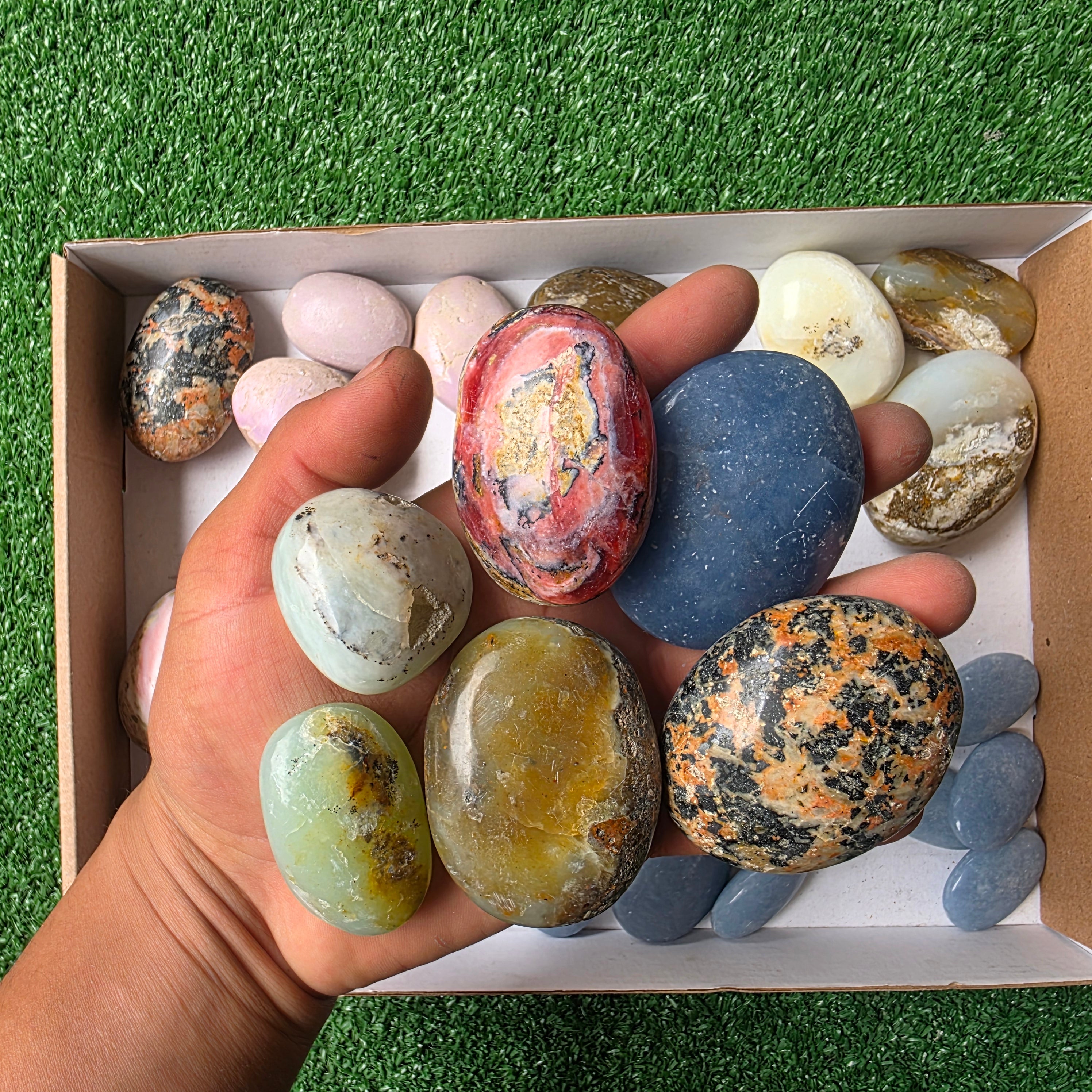 Lot 34 pcs Palm of Mixed stones