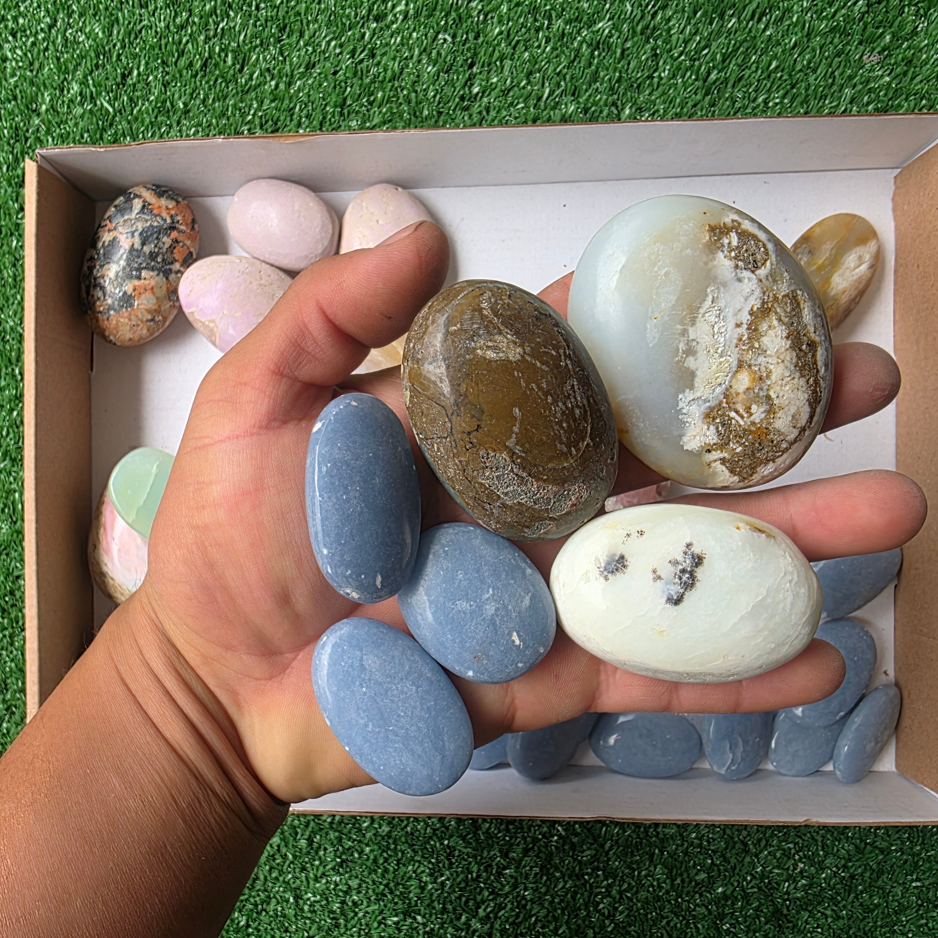 Lot 34 pcs Palm of Mixed stones