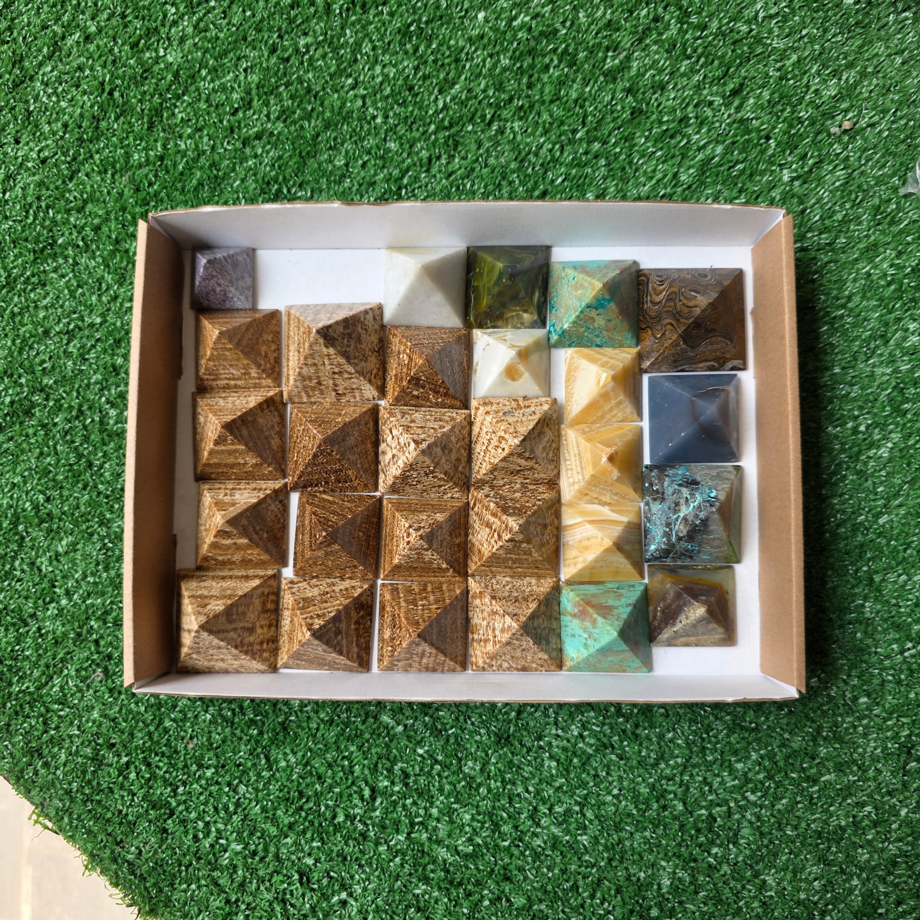 Lot 28 pcs Pyramid of mixed stones