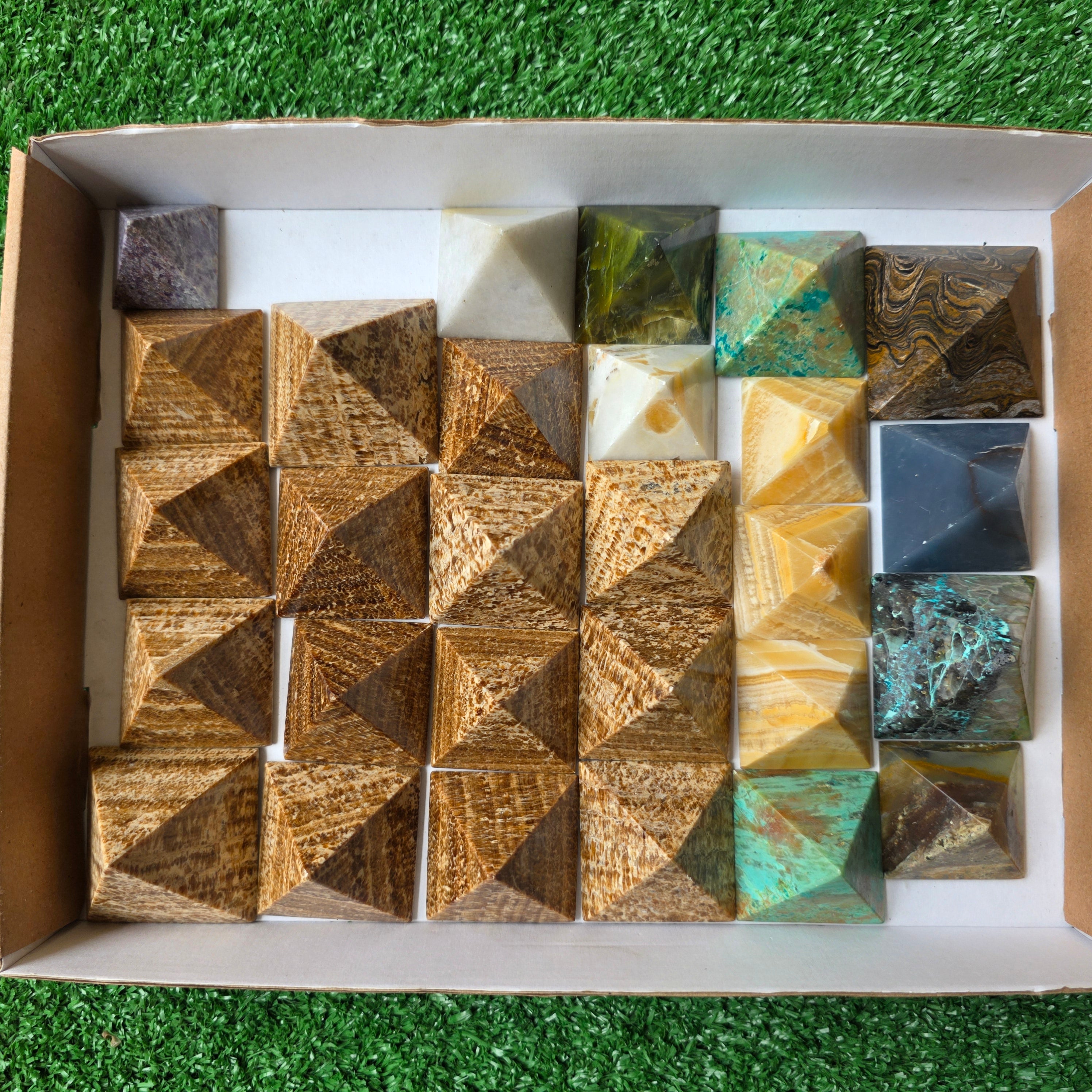 Lot 28 pcs Pyramid of mixed stones