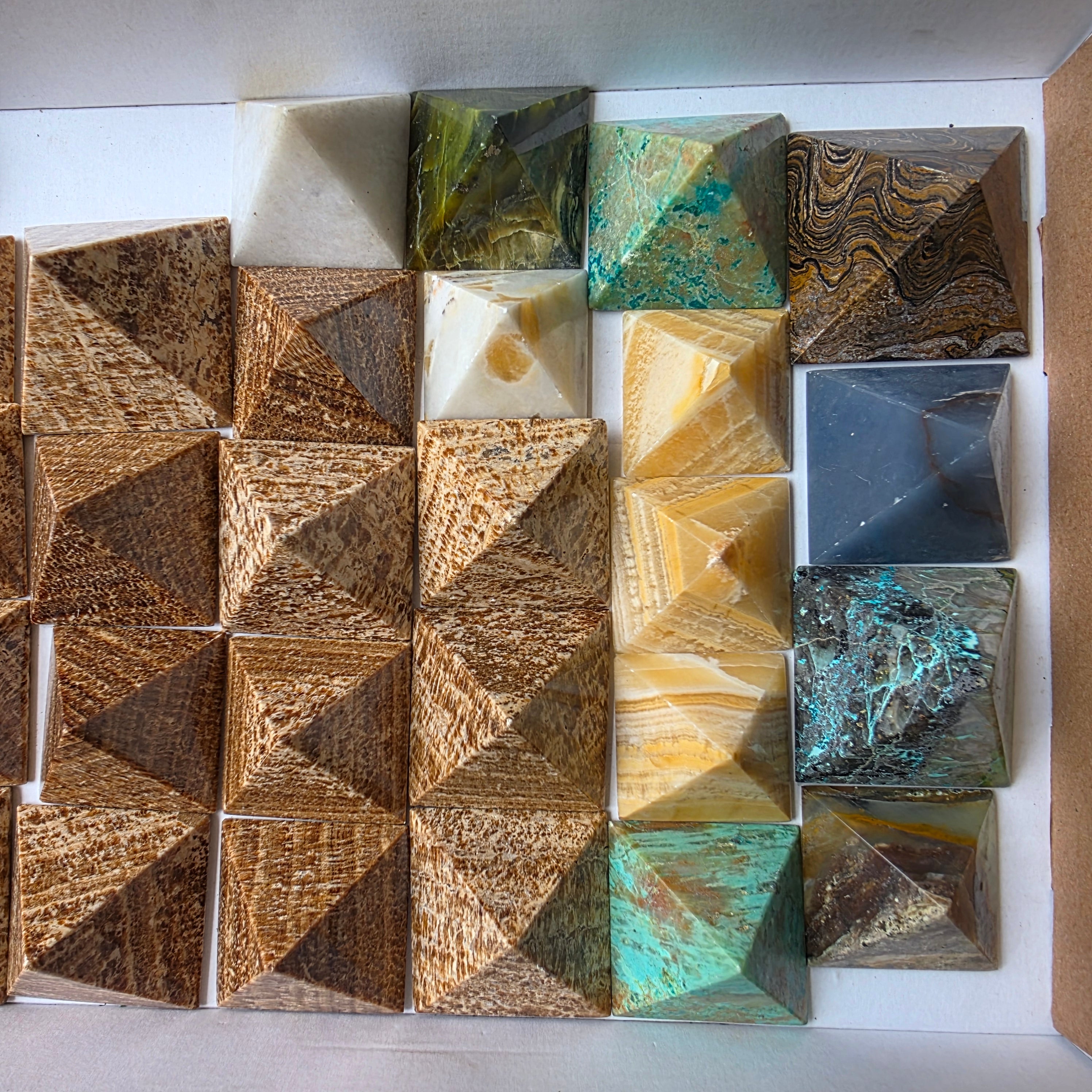 Lot 28 pcs Pyramid of mixed stones