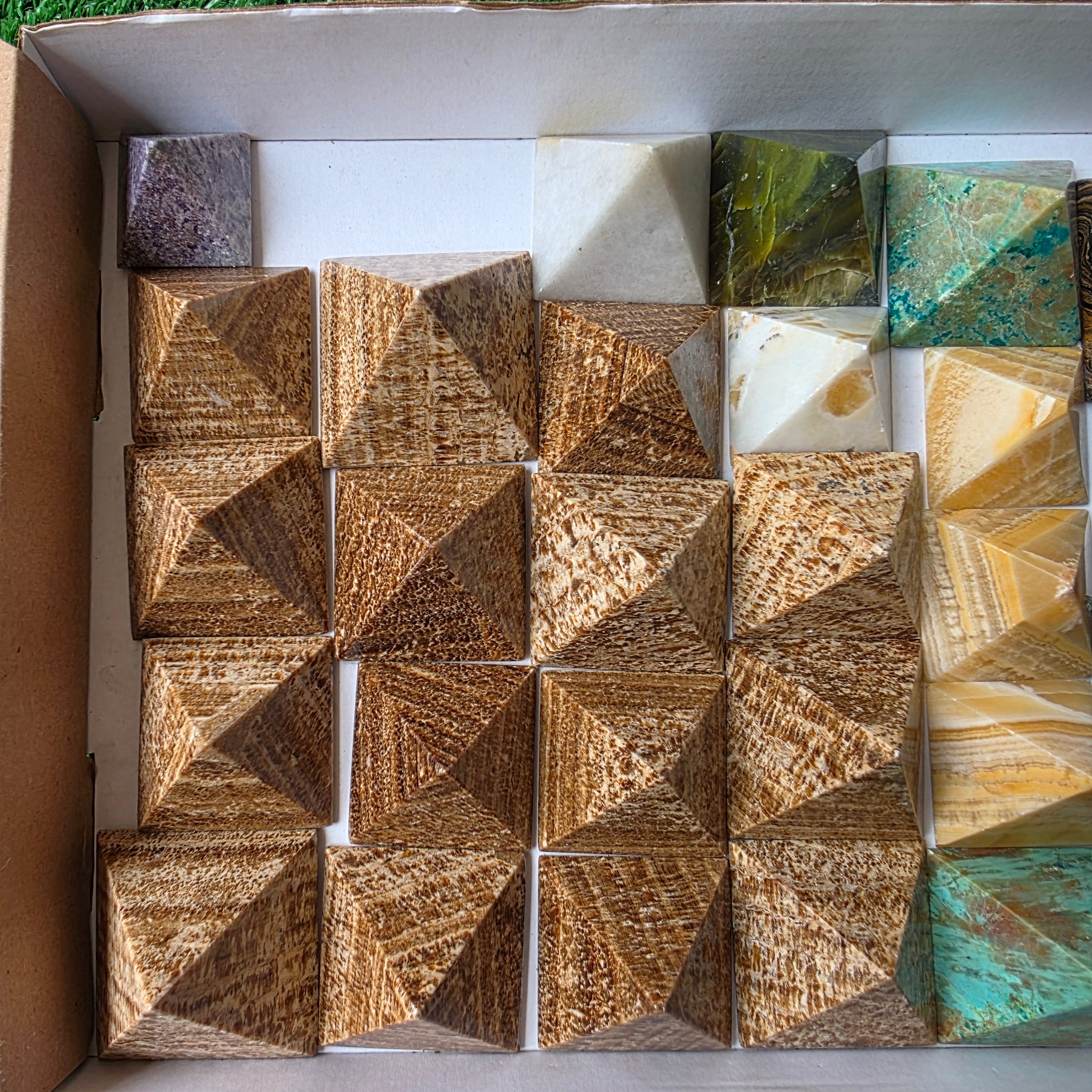 Lot 28 pcs Pyramid of mixed stones