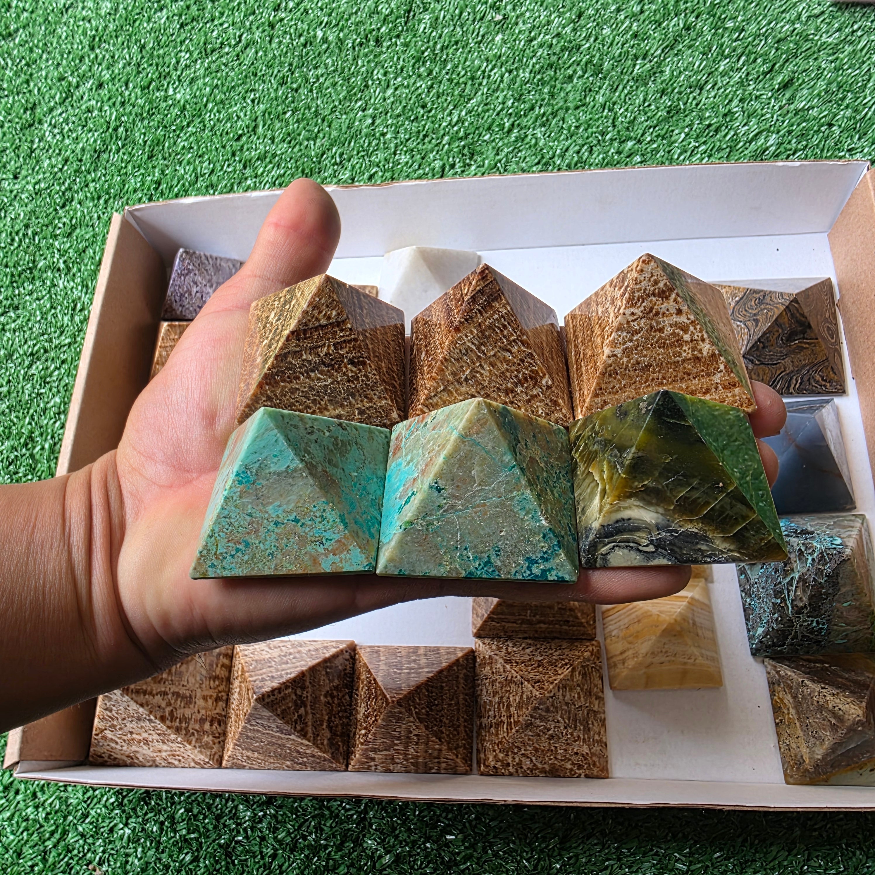 Lot 28 pcs Pyramid of mixed stones