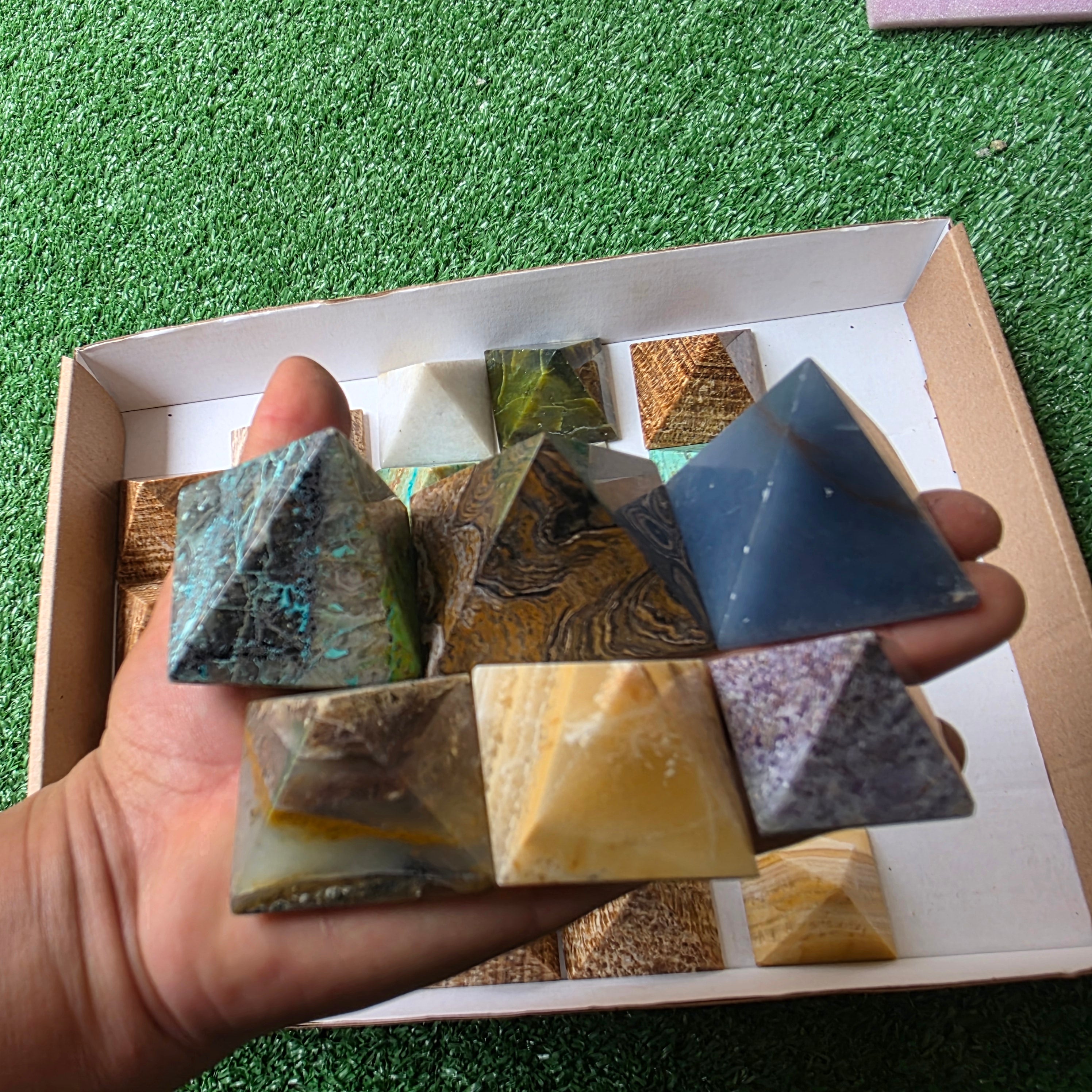 Lot 28 pcs Pyramid of mixed stones