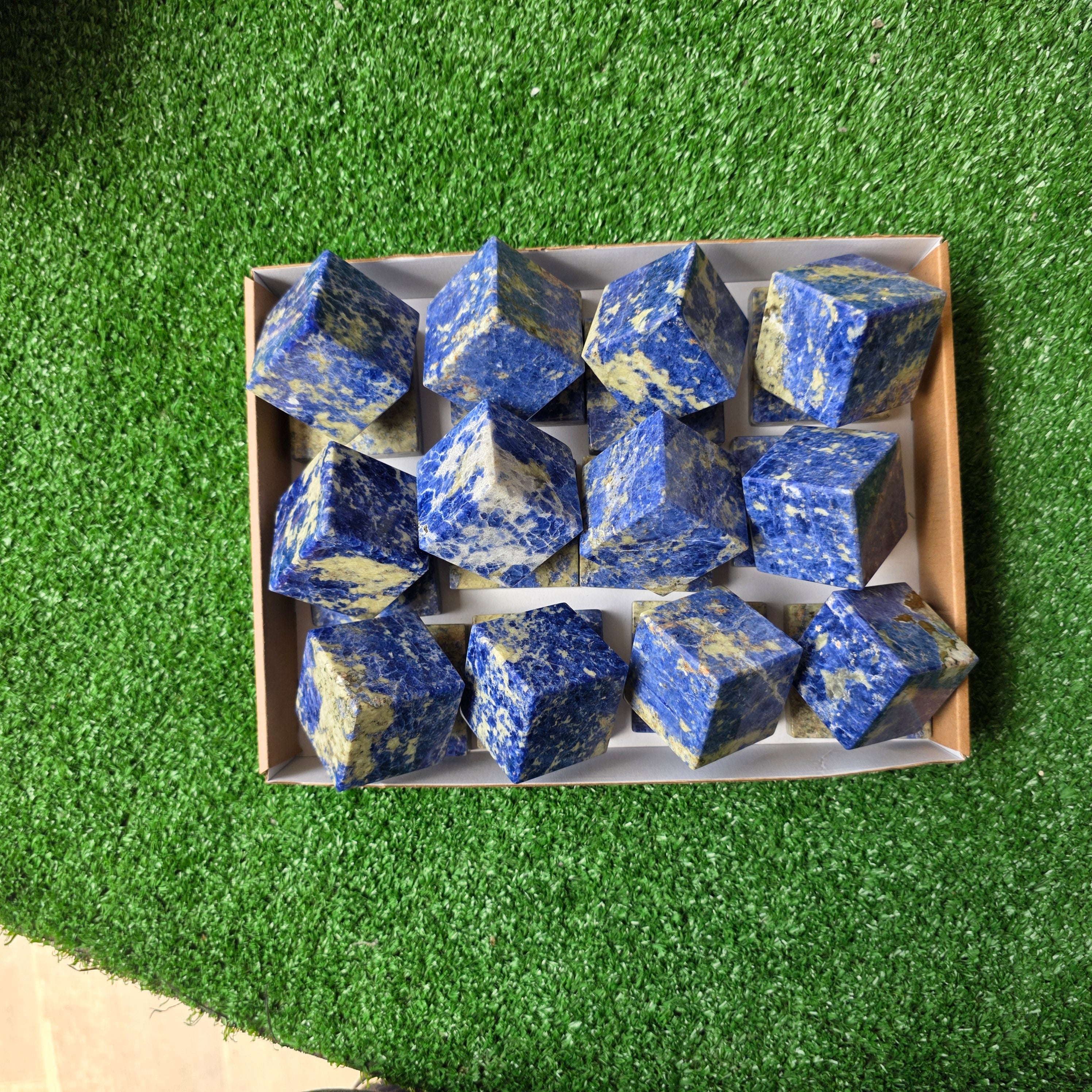 Lot 12 pcs Sodalite cube and base