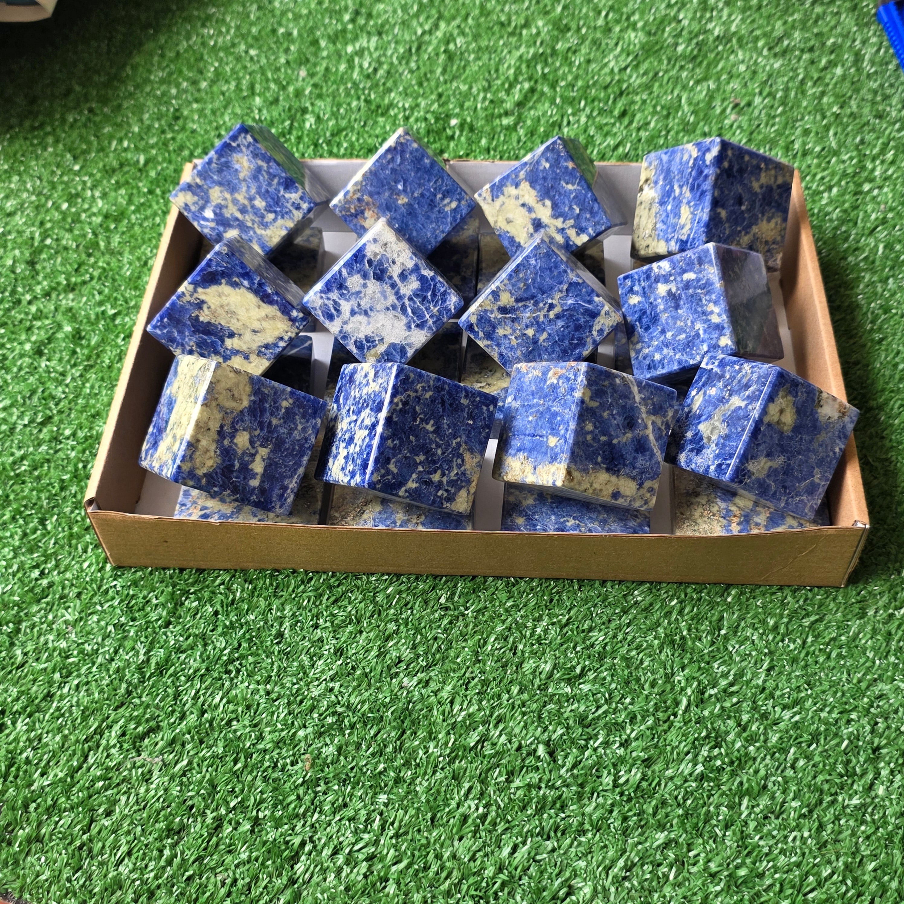Lot 12 pcs Sodalite cube and base