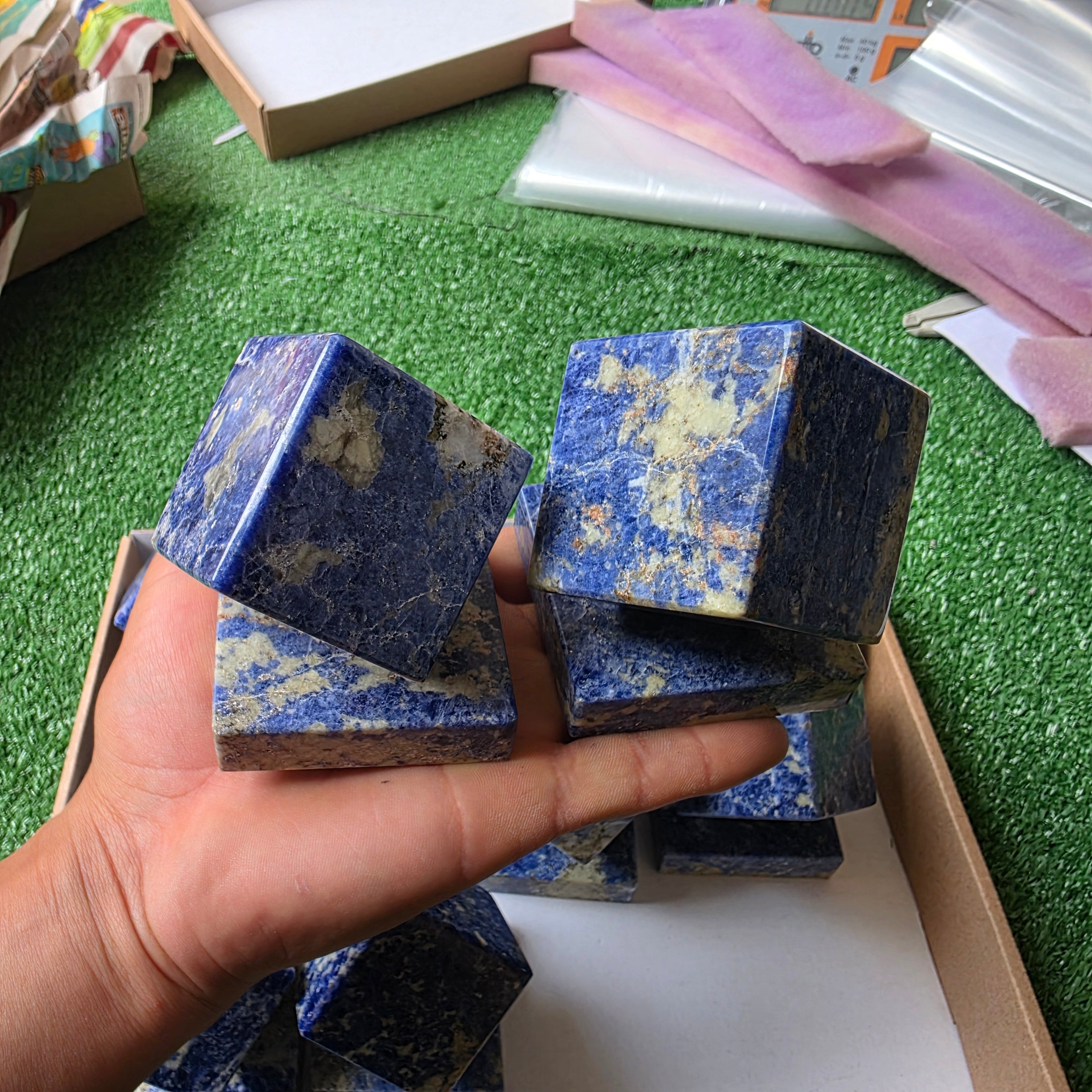 Lot 12 pcs Sodalite cube and base