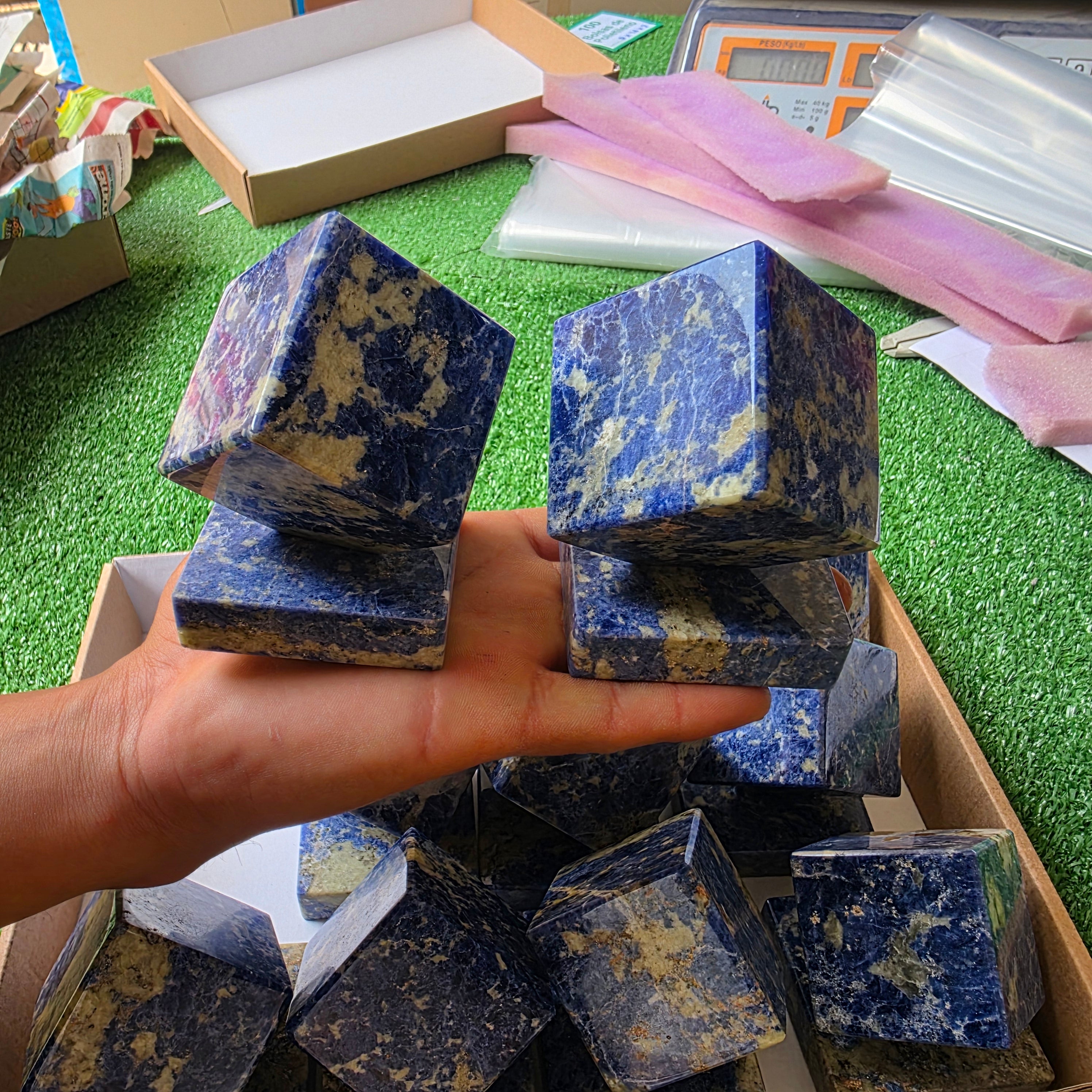 Lot 12 pcs Sodalite cube and base