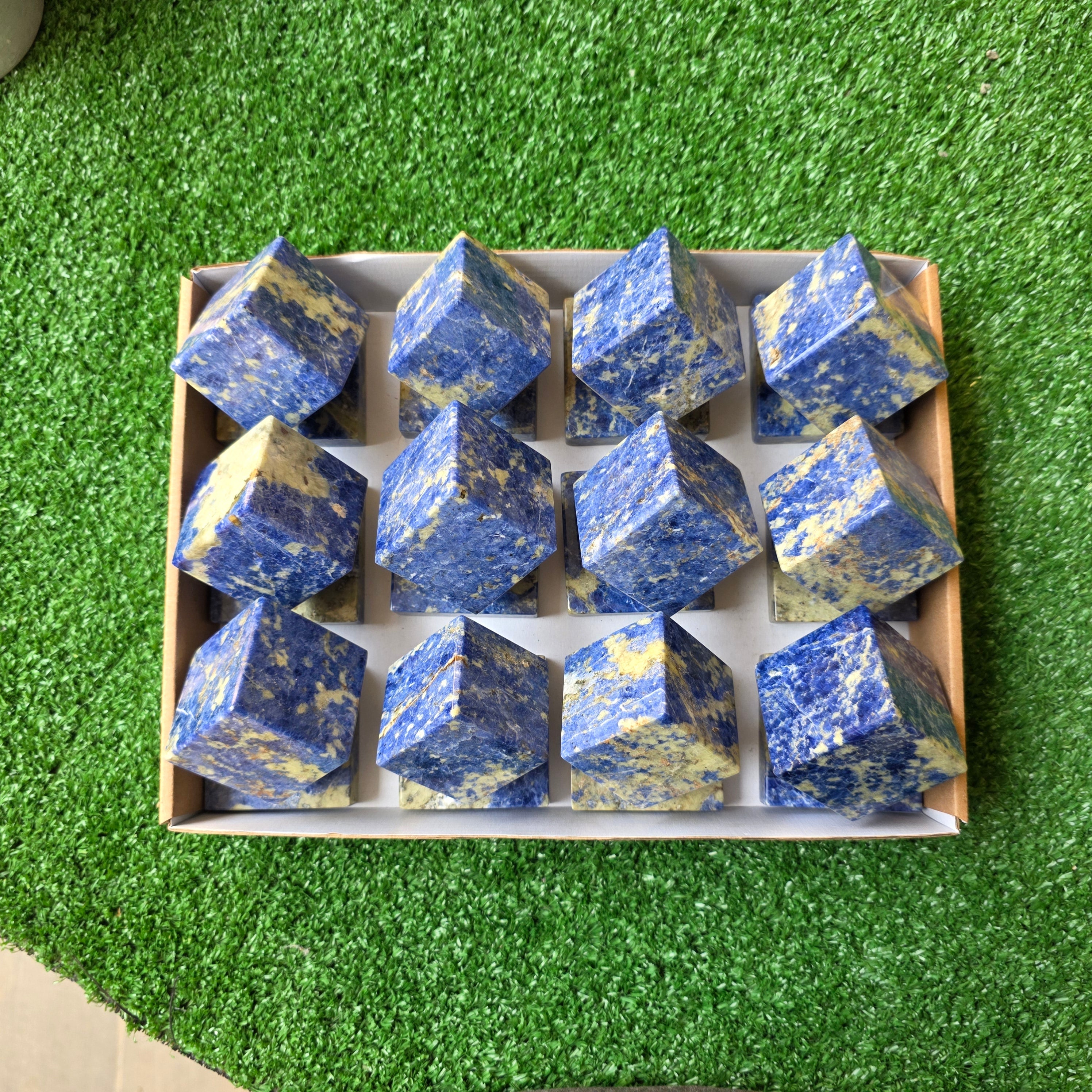 Lot 12 pcs Sodalite cube and base