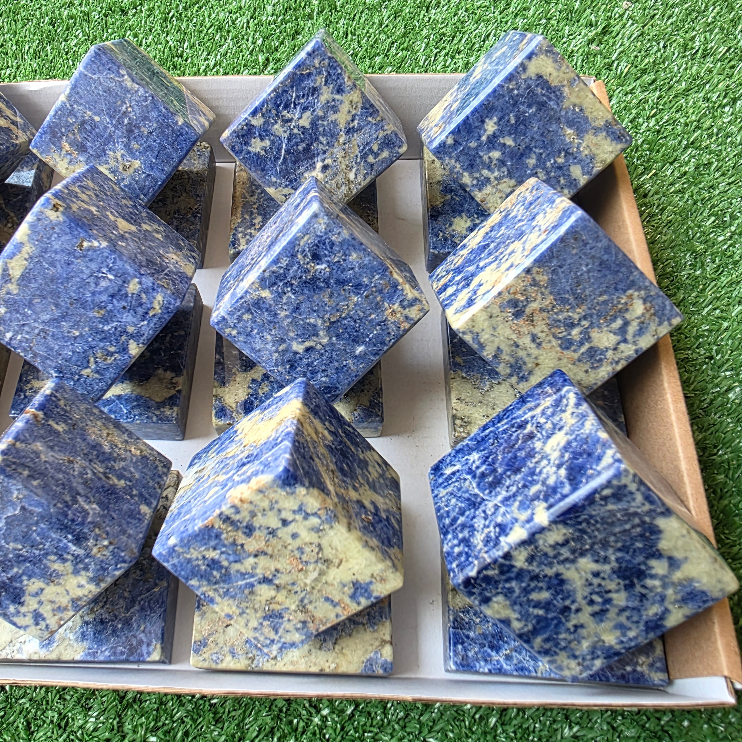 Lot 12 pcs Sodalite cube and base