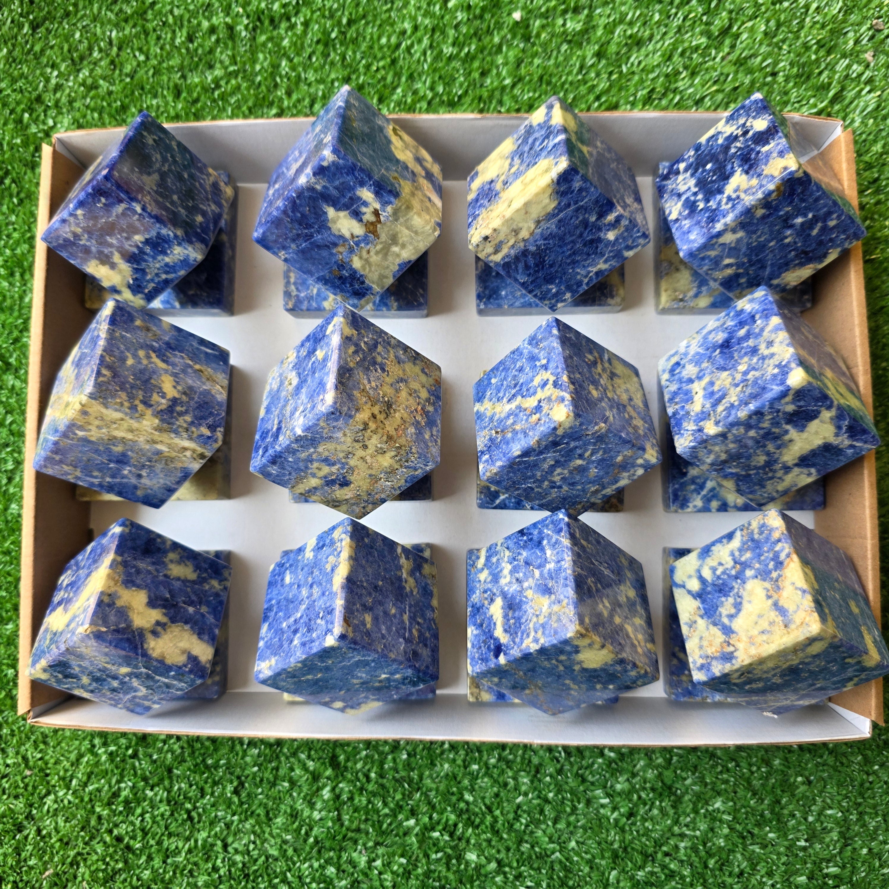 Lot 12 pcs Sodalite cube and base