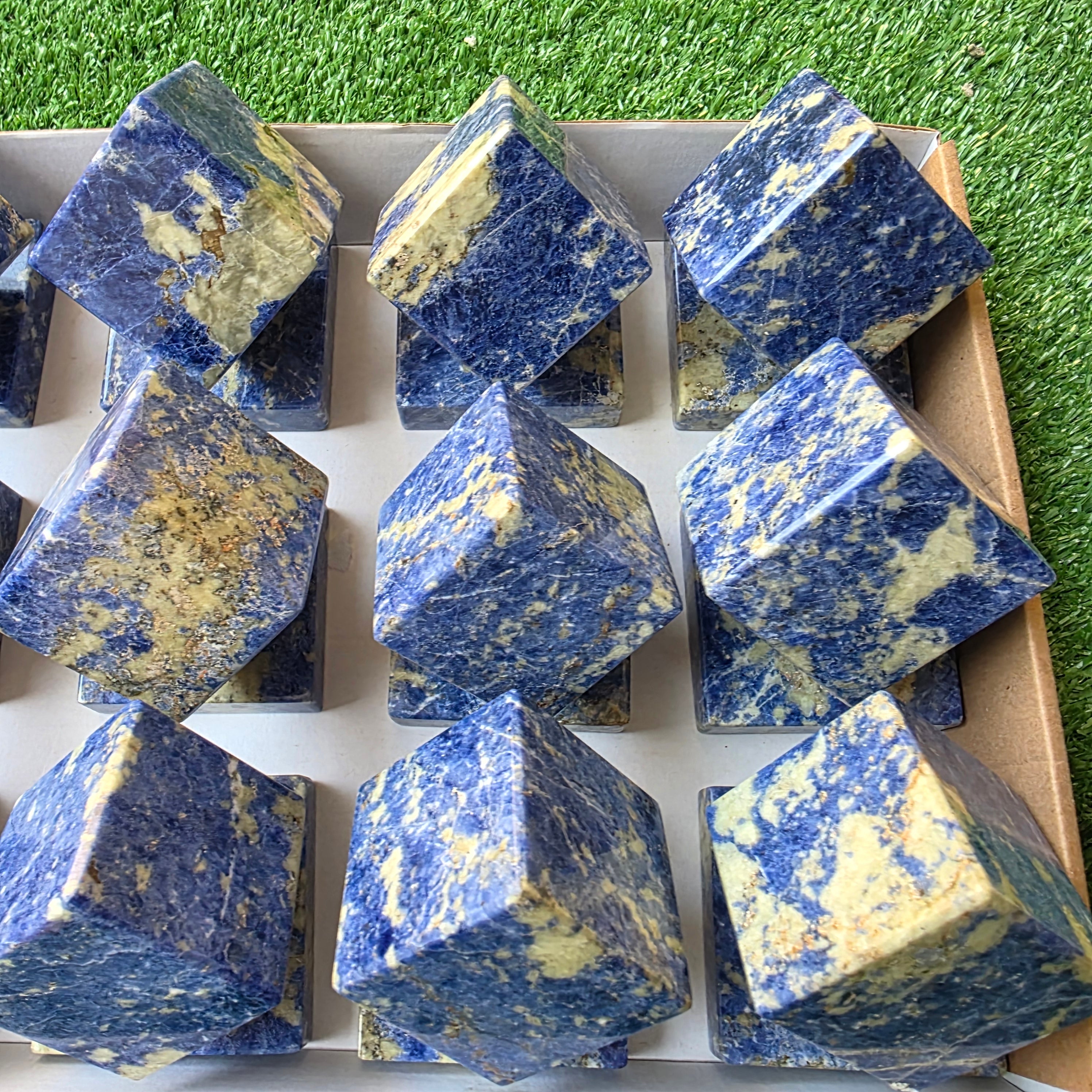 Lot 12 pcs Sodalite cube and base