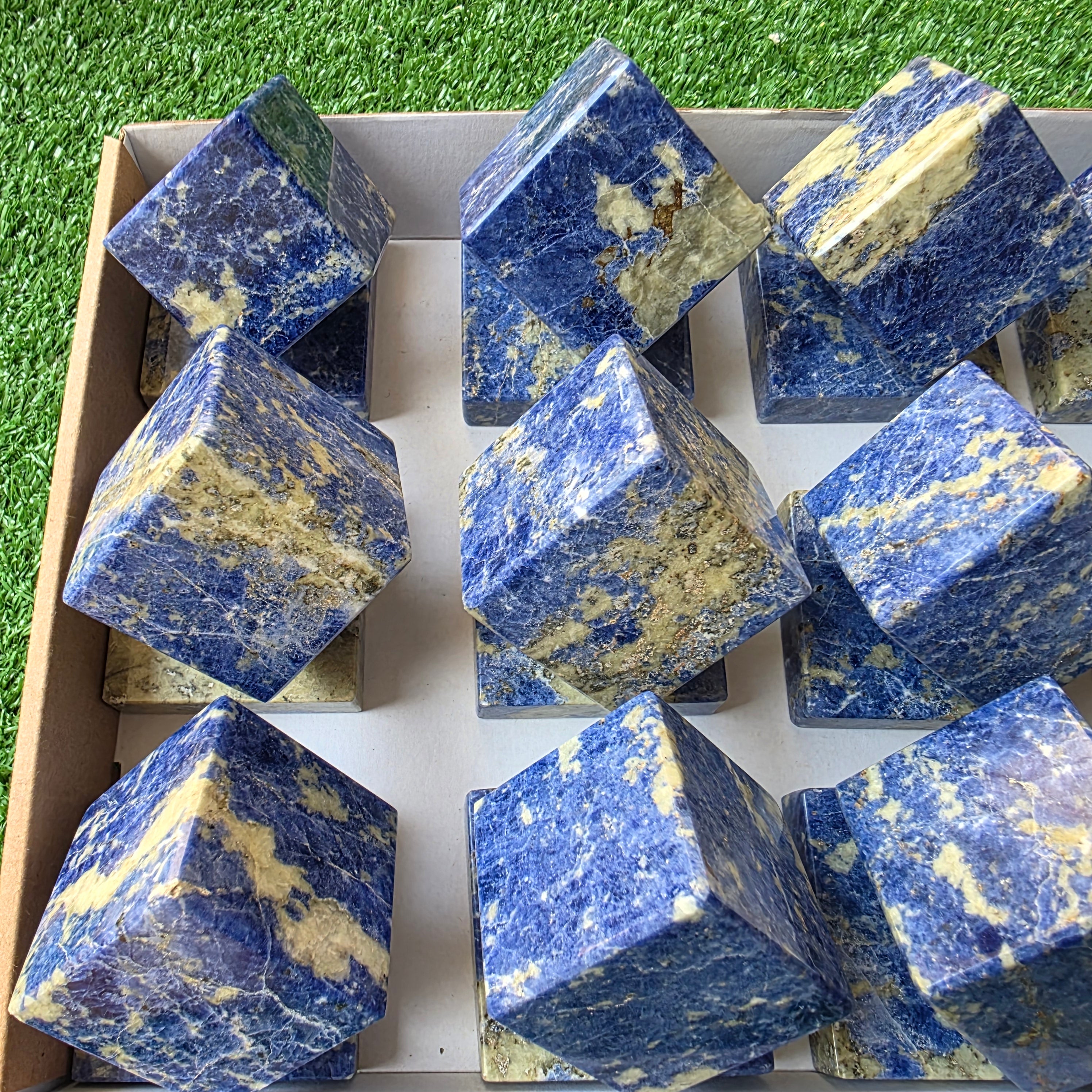 Lot 12 pcs Sodalite cube and base
