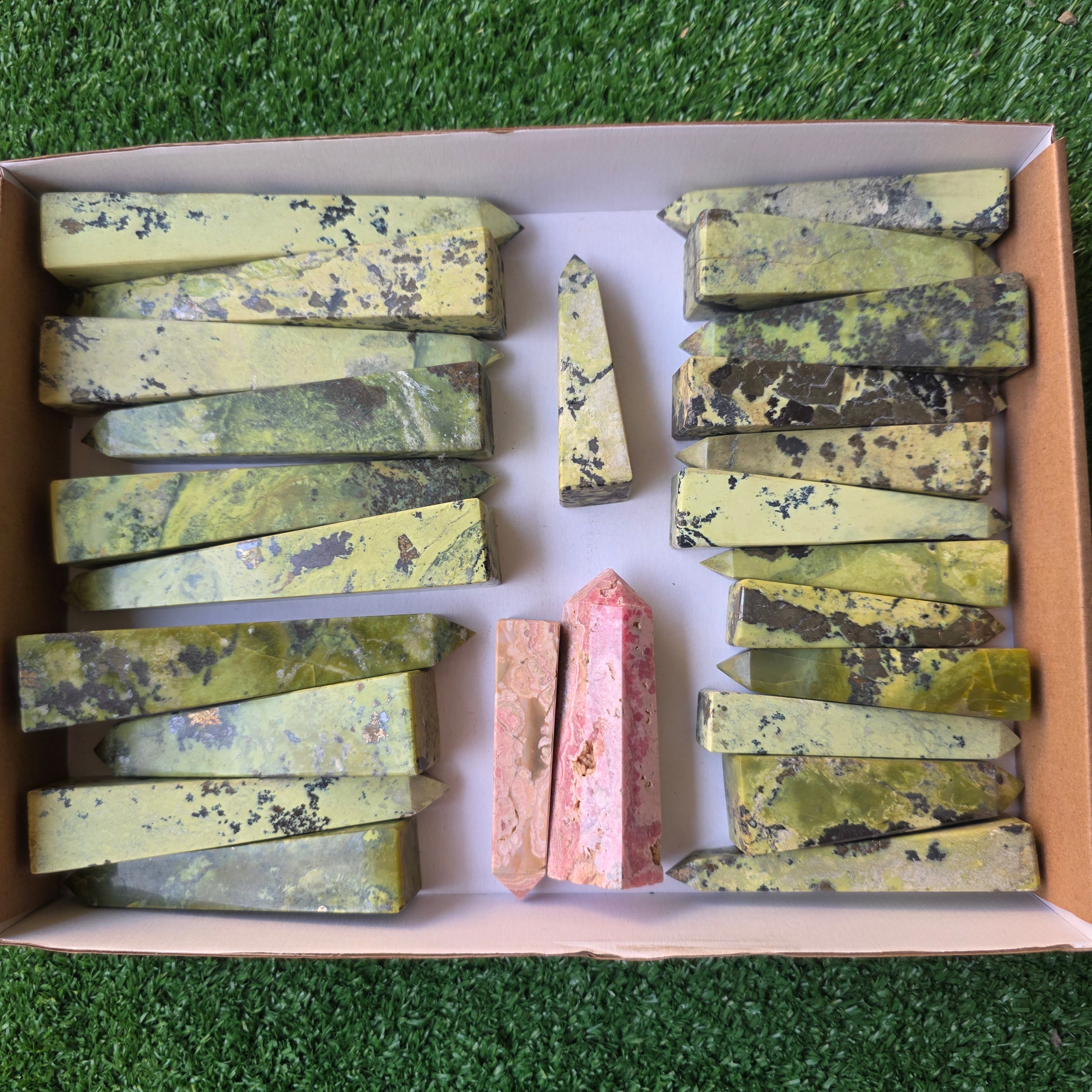 Lot 25 pcs Serpentine and Rhodochrosite Tower