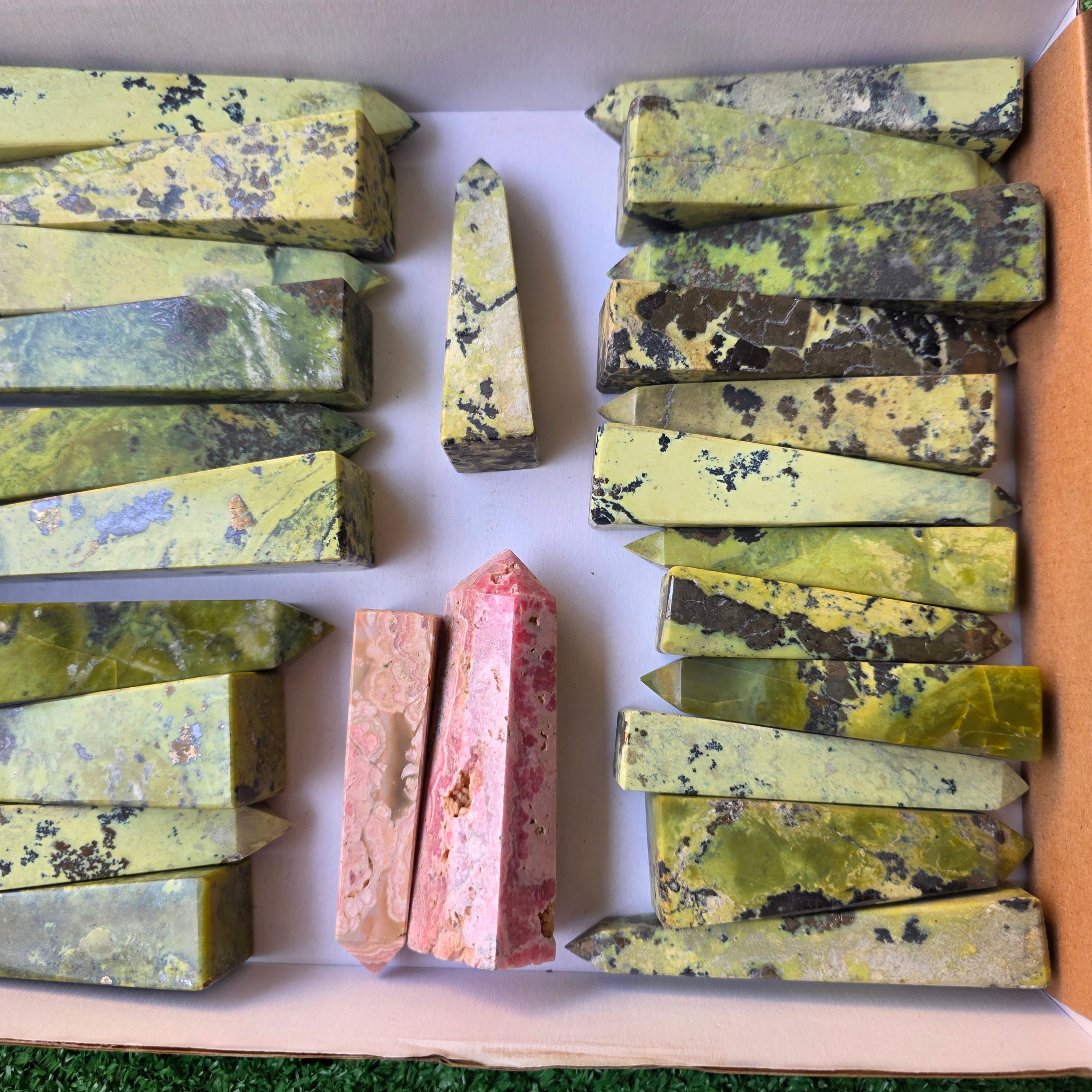 Lot 25 pcs Serpentine and Rhodochrosite Tower