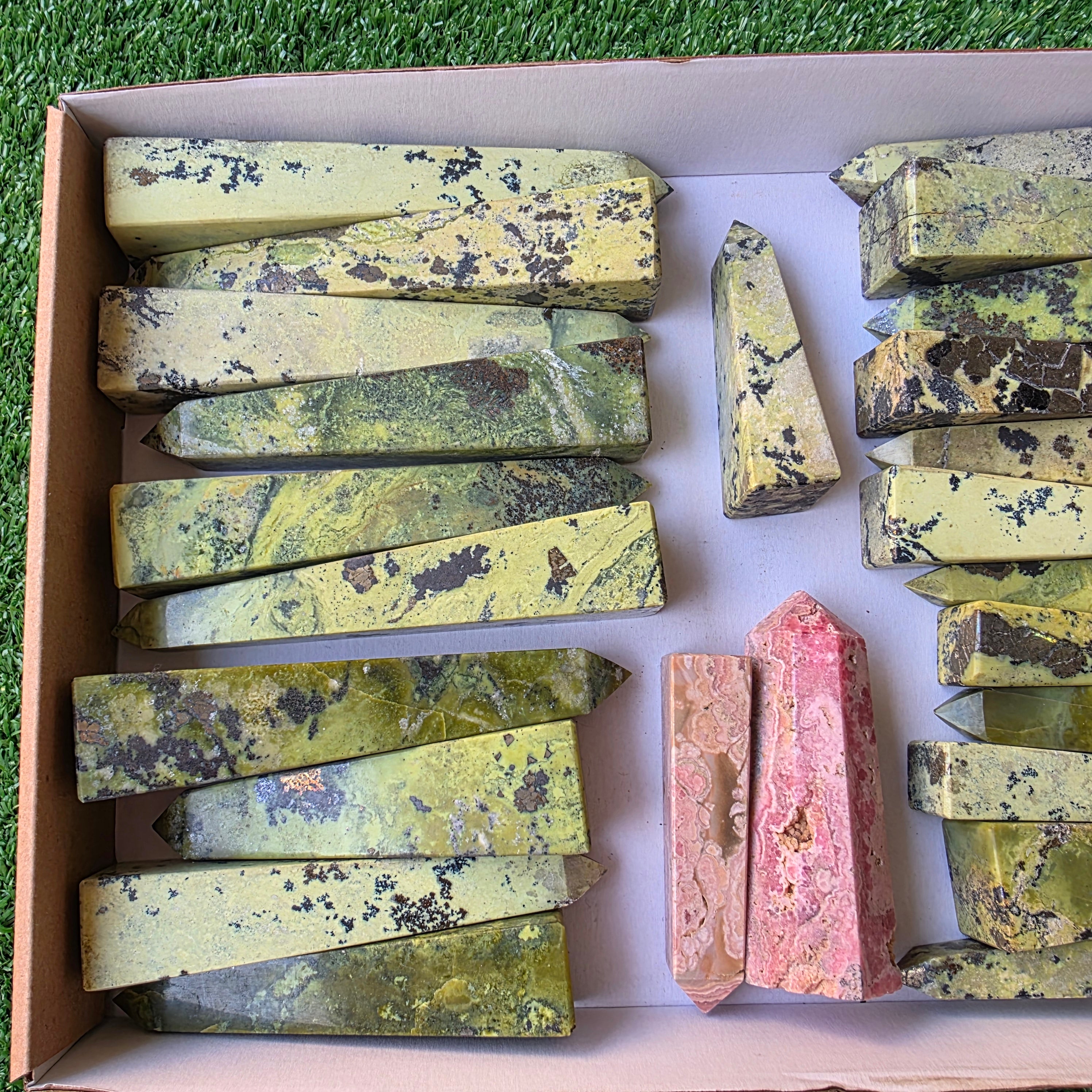 Lot 25 pcs Serpentine and Rhodochrosite Tower