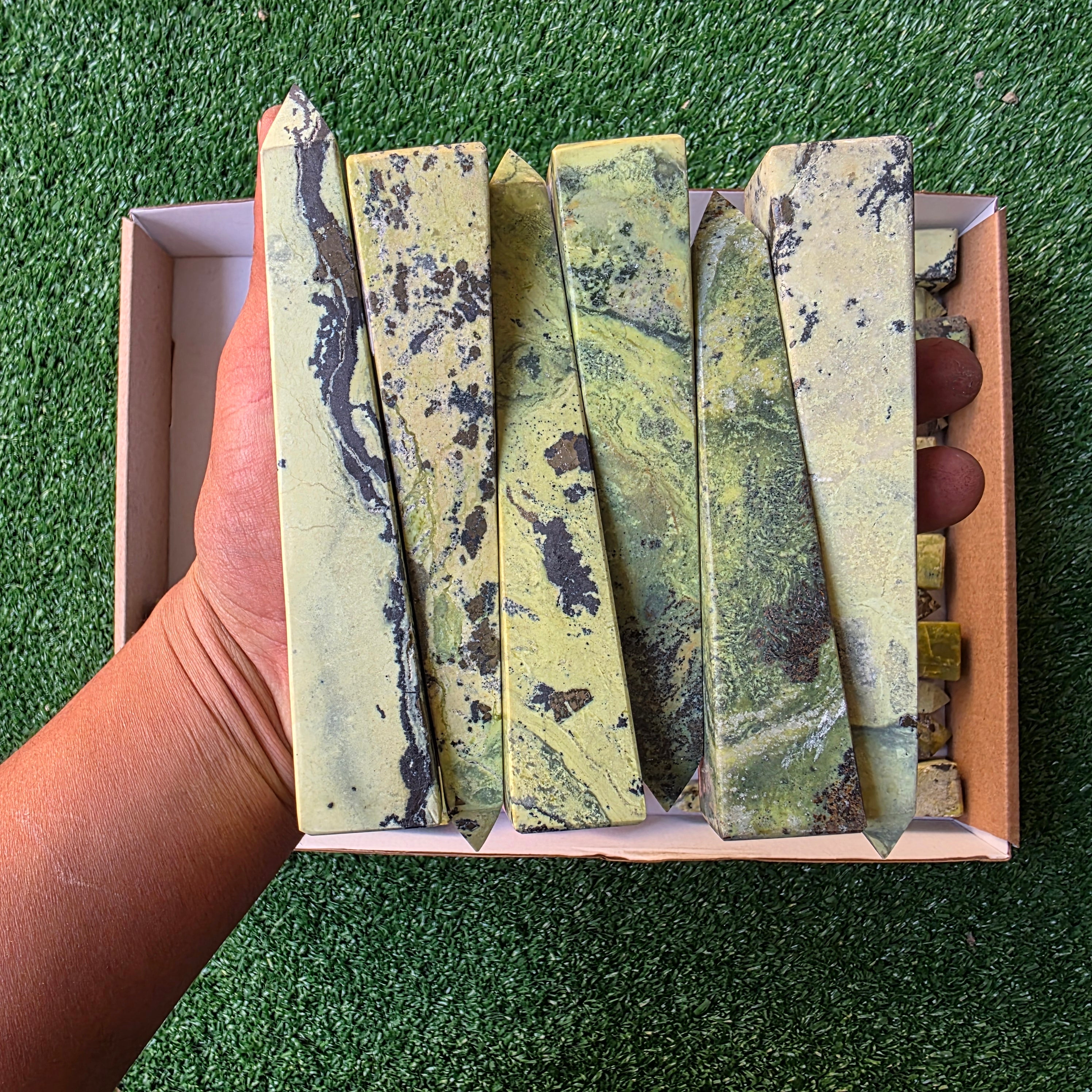 Lot 25 pcs Serpentine and Rhodochrosite Tower