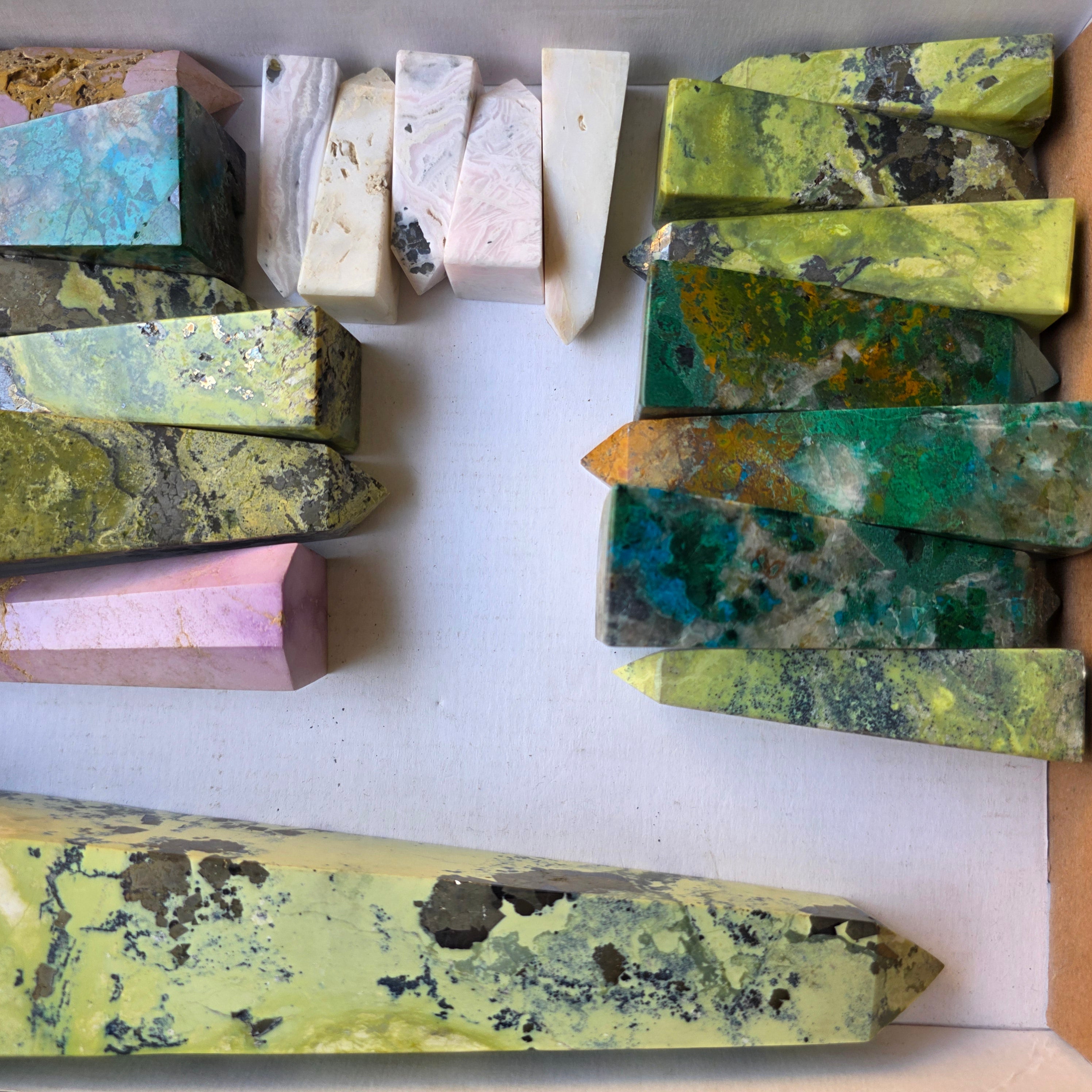 Lot 19 pcs Serpentine, Phosphosiderite, Chrysocolla and Mangano Tower